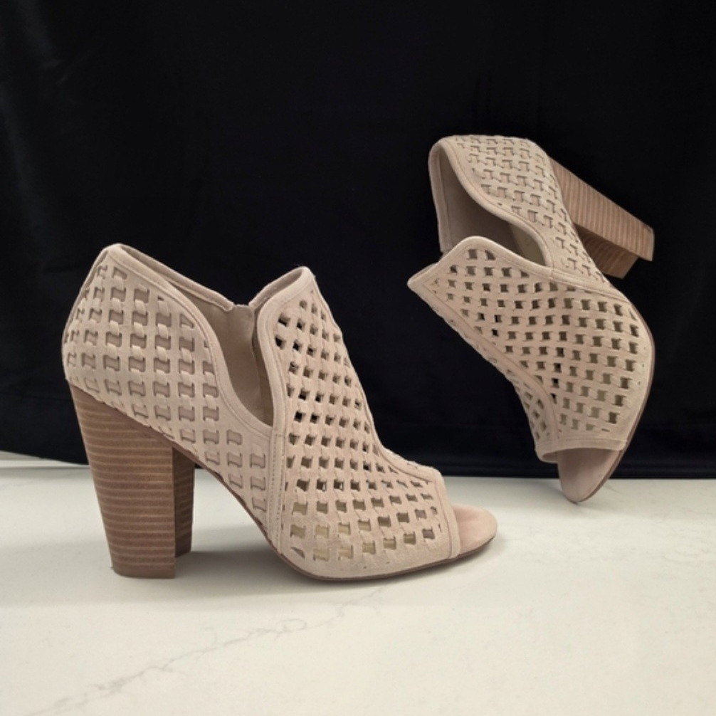VINCE CAMUTO Perforated Peep Toe Booties Nude Blush Block Heel Size 9