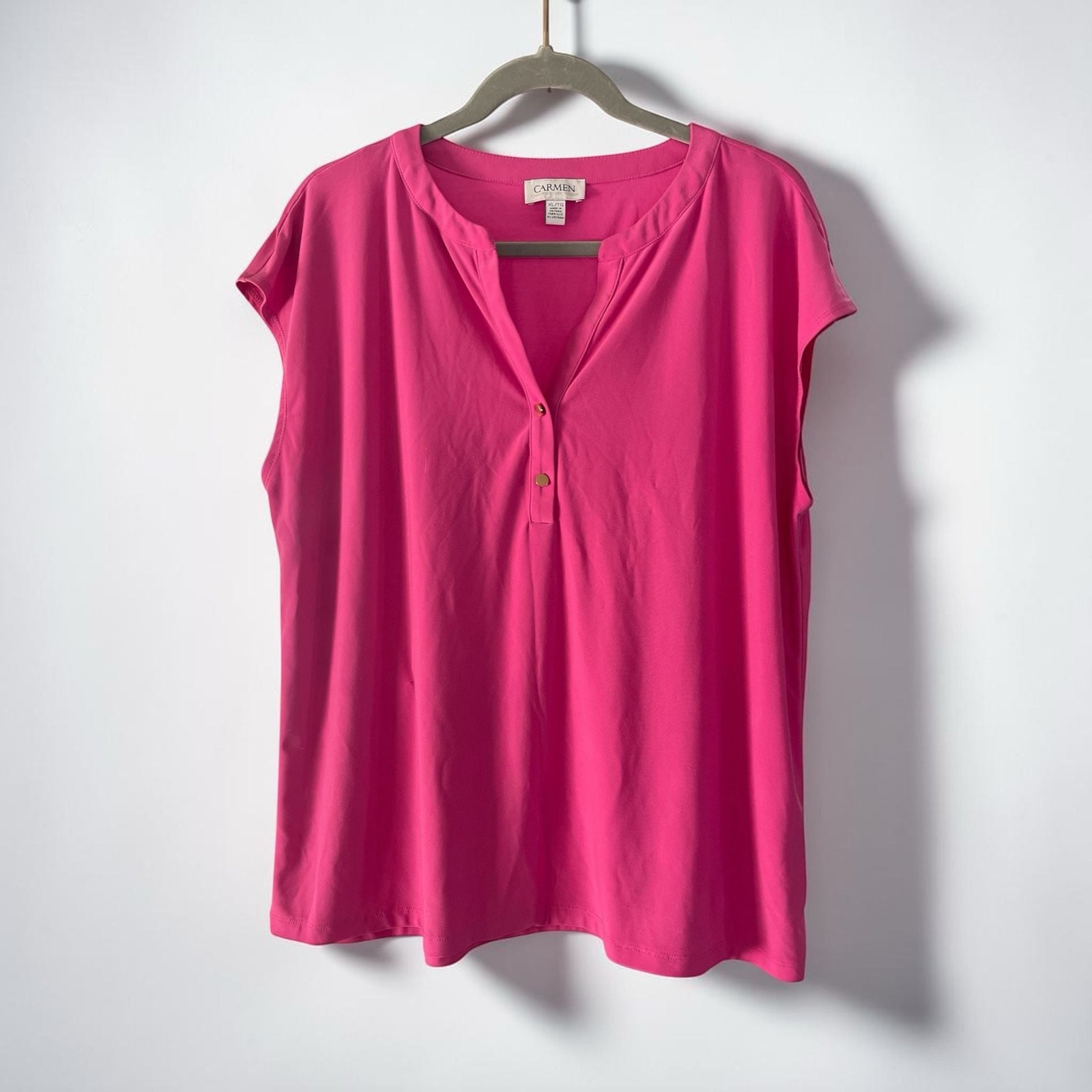 Carmen Marc Valvo Women’s Hot Pink Short Sleeve V-Neck Button Front Blouse