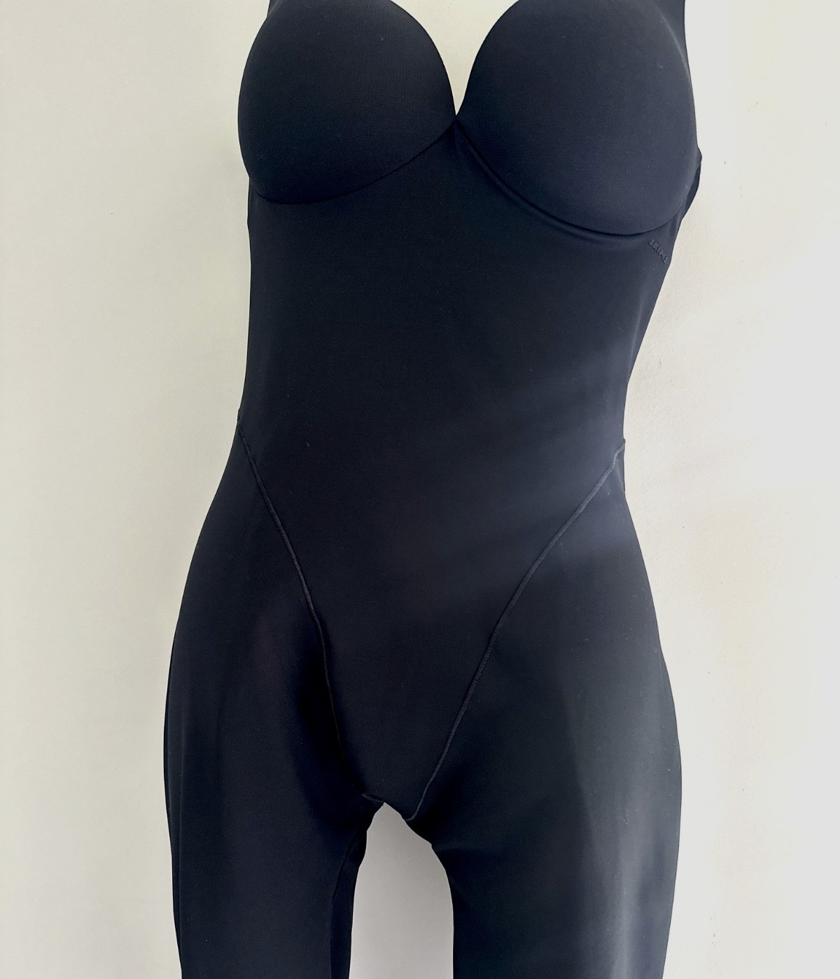 SKIMS ULTIMATE BODY BUTT AND HIP ENHANCING PLUNGE CATSUIT w/ TAGS ONYX L Disc,,,