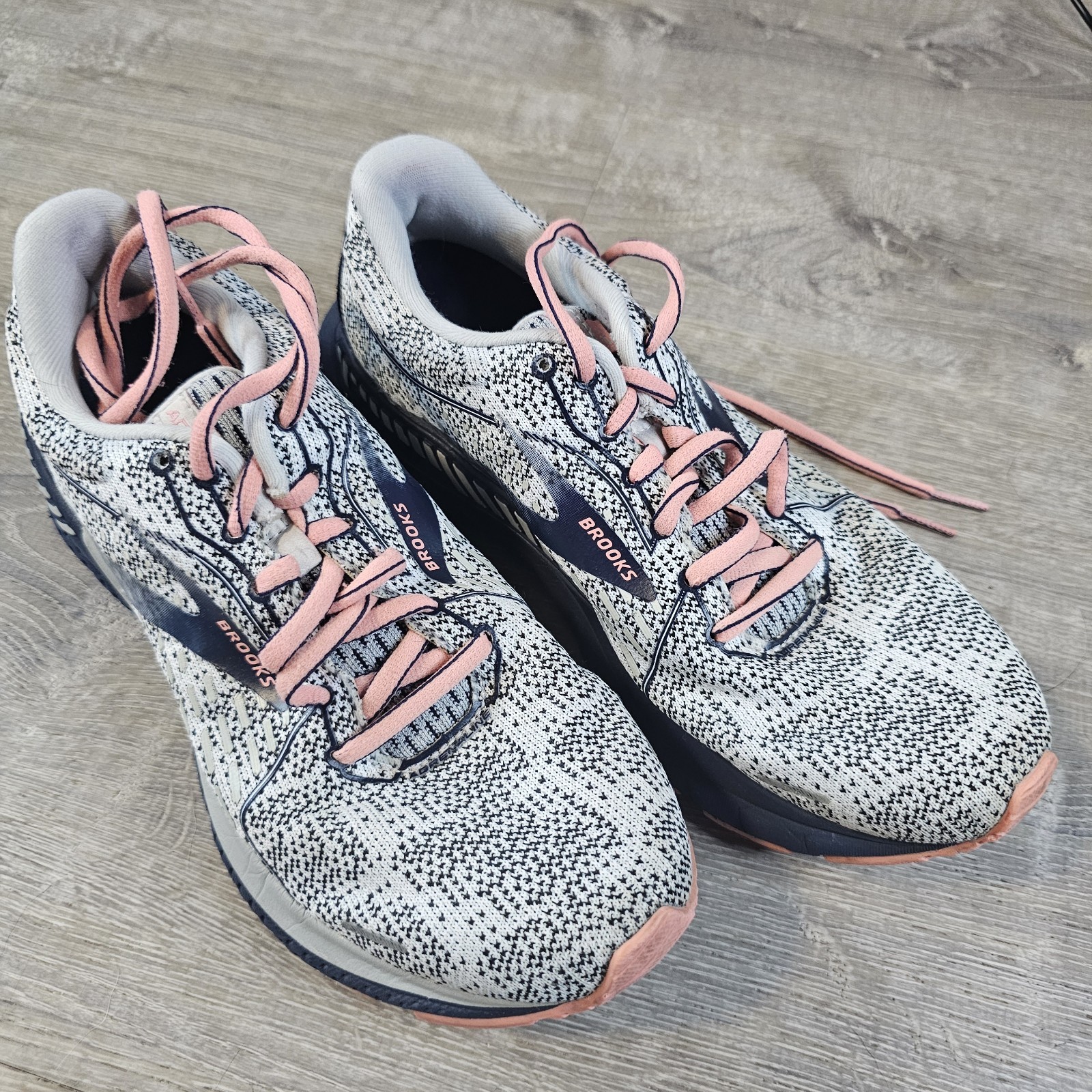 Size 7.5 – Women’s Brooks Adrenaline GTS 21 Coral/White Running Shoe See Picture
