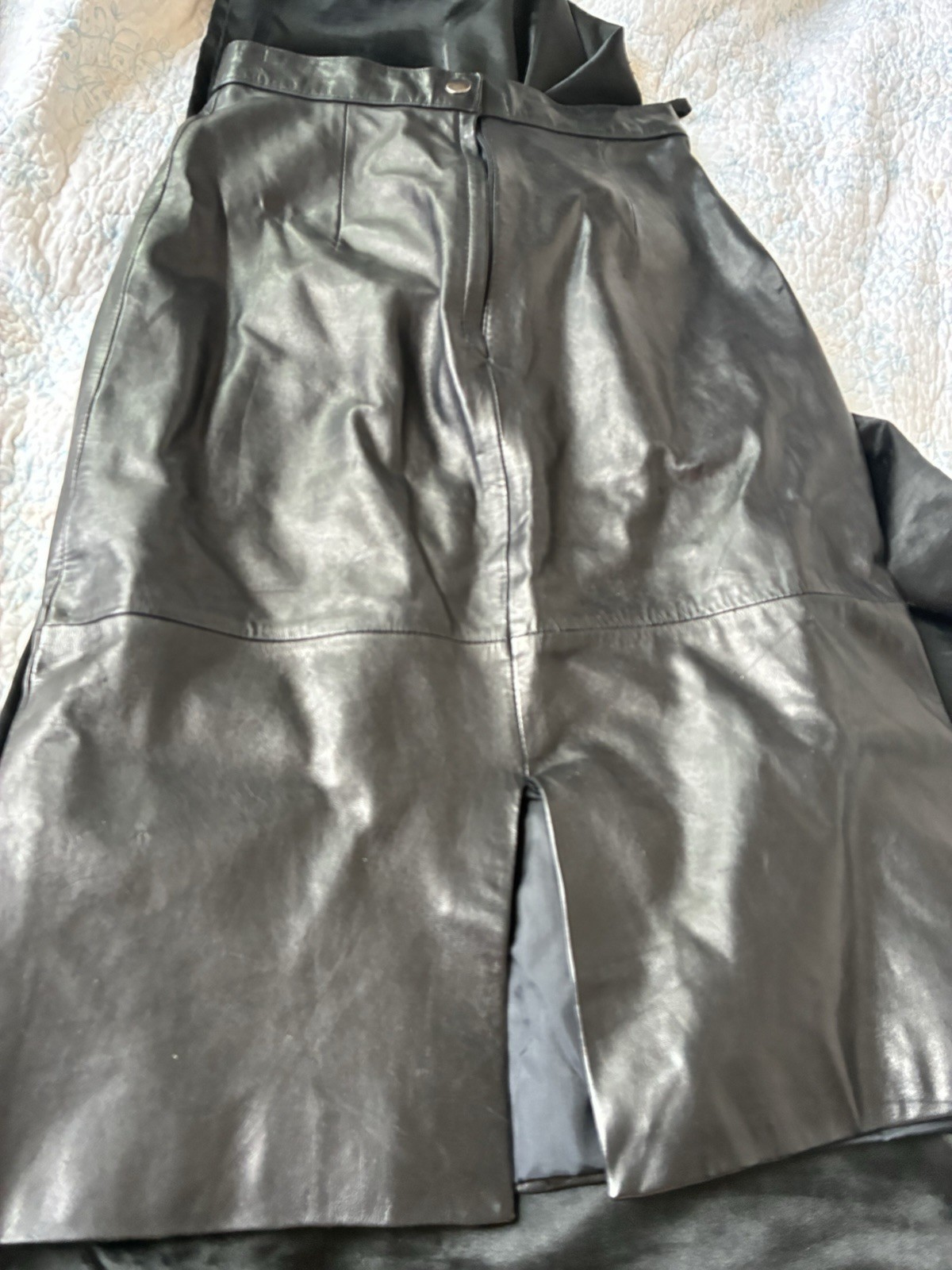 Verducci Black Solid Leather Pencil Skirt Lined Slit Button Closure Size 4