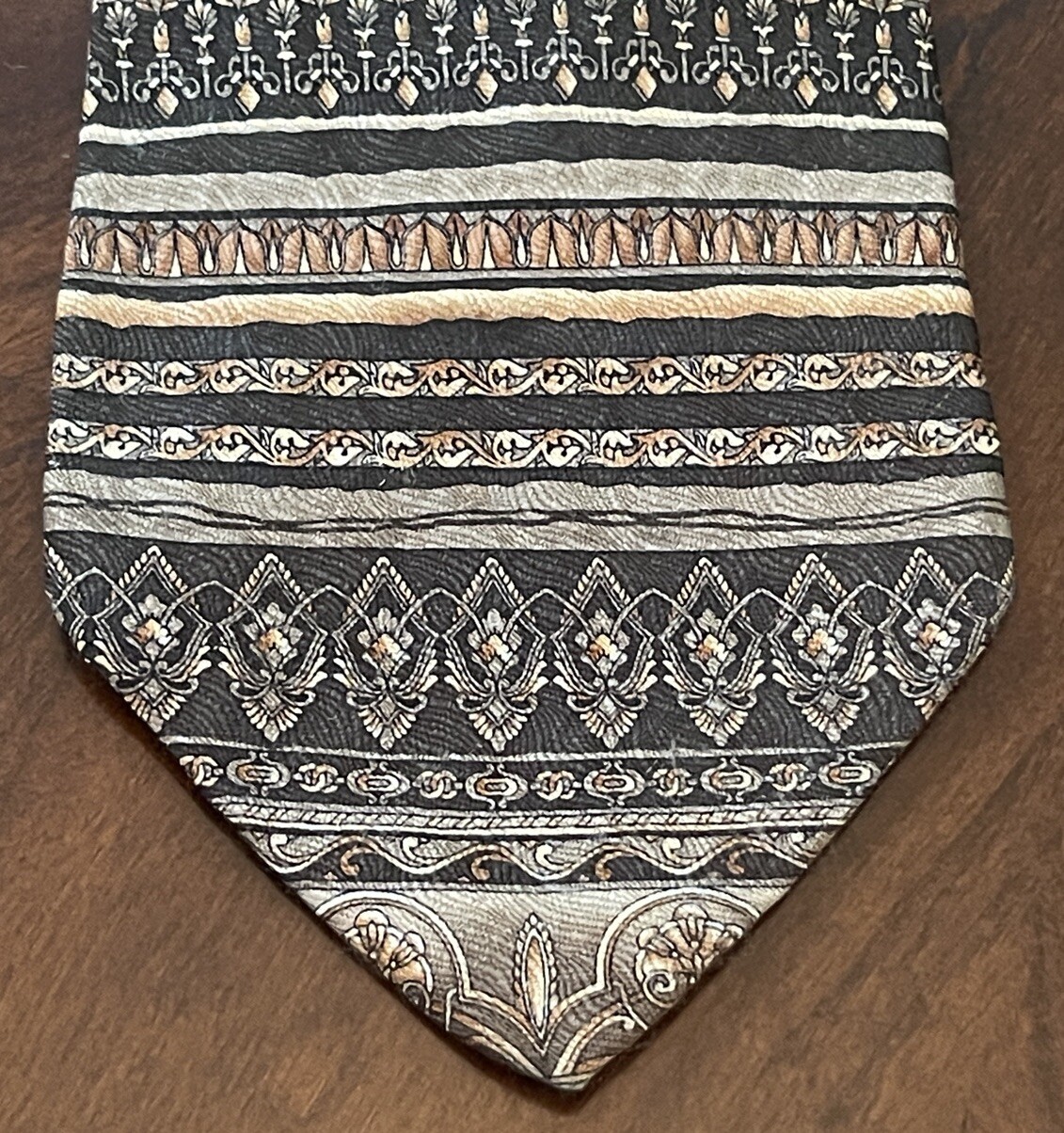 Round & Yorke Hand Made 100% Imported Silk Men’s Neck Tie Made In USA