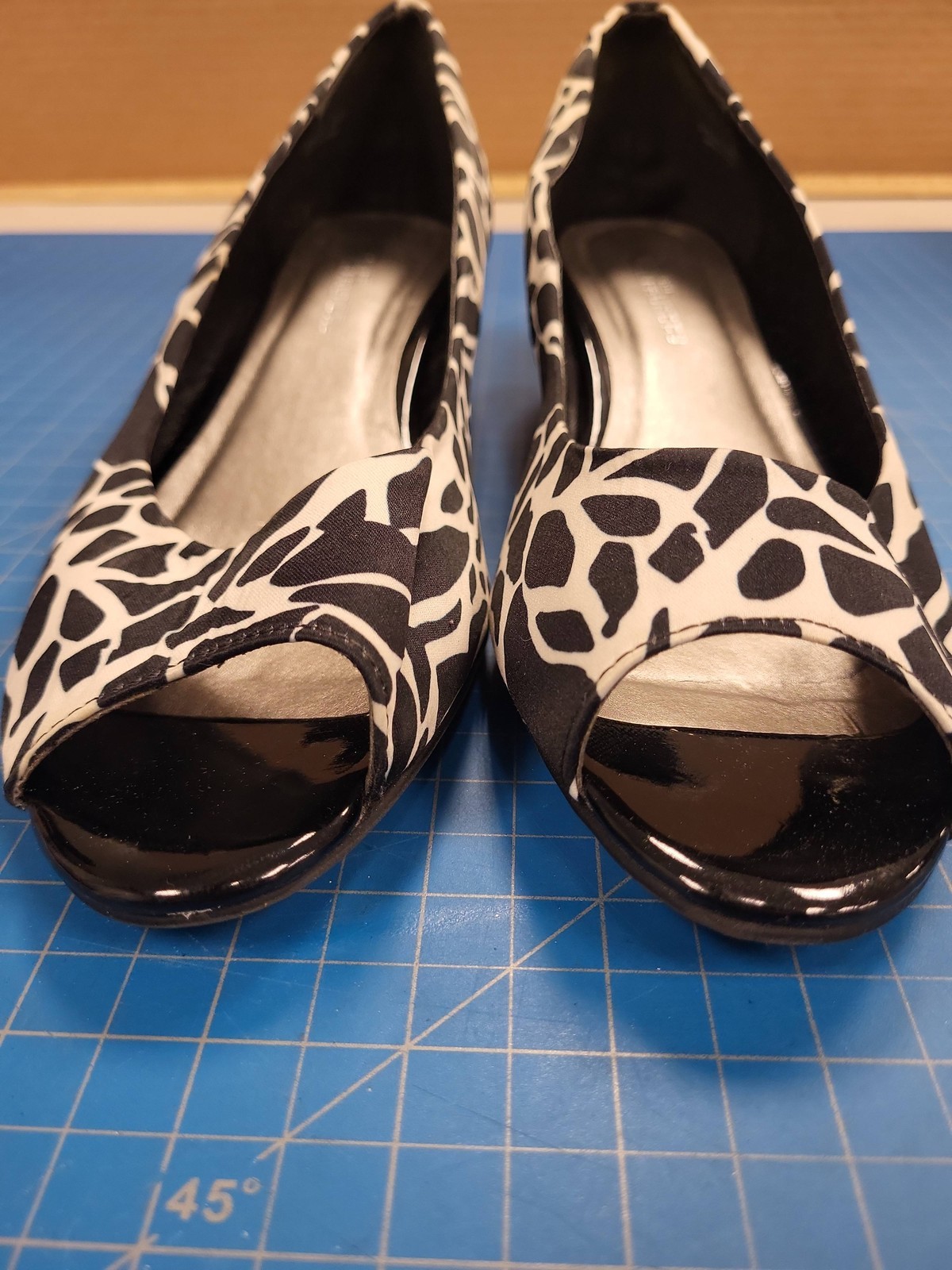 CL by Laundry Home Run Giraffe Peep Toe Low Wedge Heels Women’s Size 10M B&W
