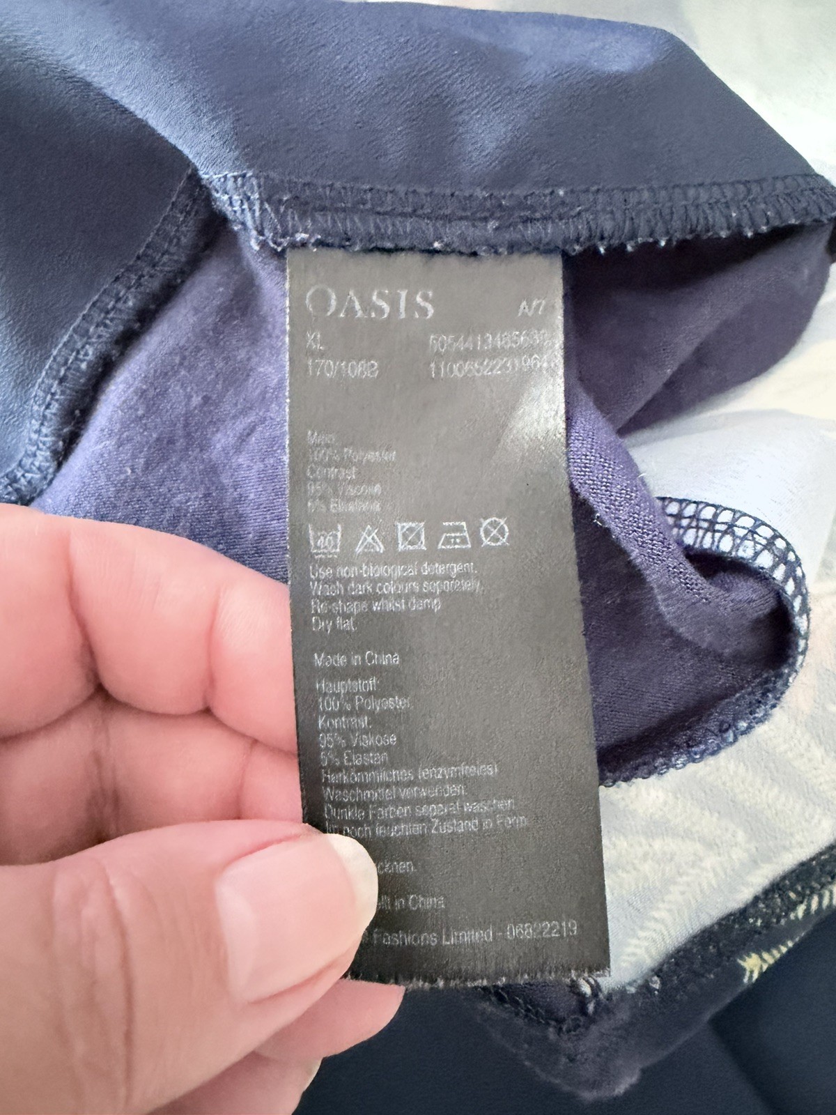 Beautiful Oasis size M navy shift dress with floral patterns down the front new