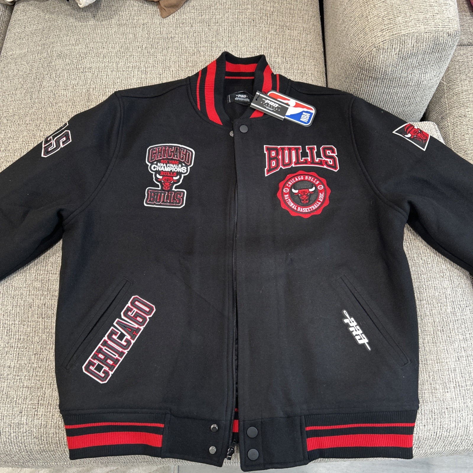 PRO STANDARD NBA CHICAGO BULLS CREST EMBLEM MEN’S RIB WOOL VARSITY JACKET BLACK