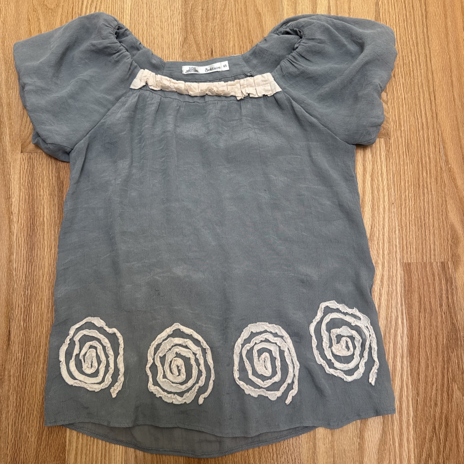 Womens Solitaire Boho Casual Tiered Gray Top Blouse Size Small