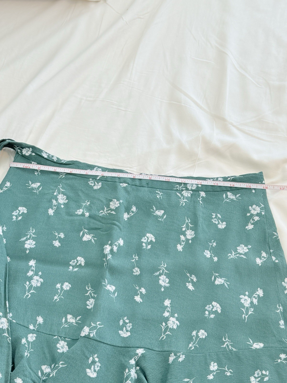 GB Women’s Green & White Floral Wrap Short Skirt Lined Ruffle Hem Size L