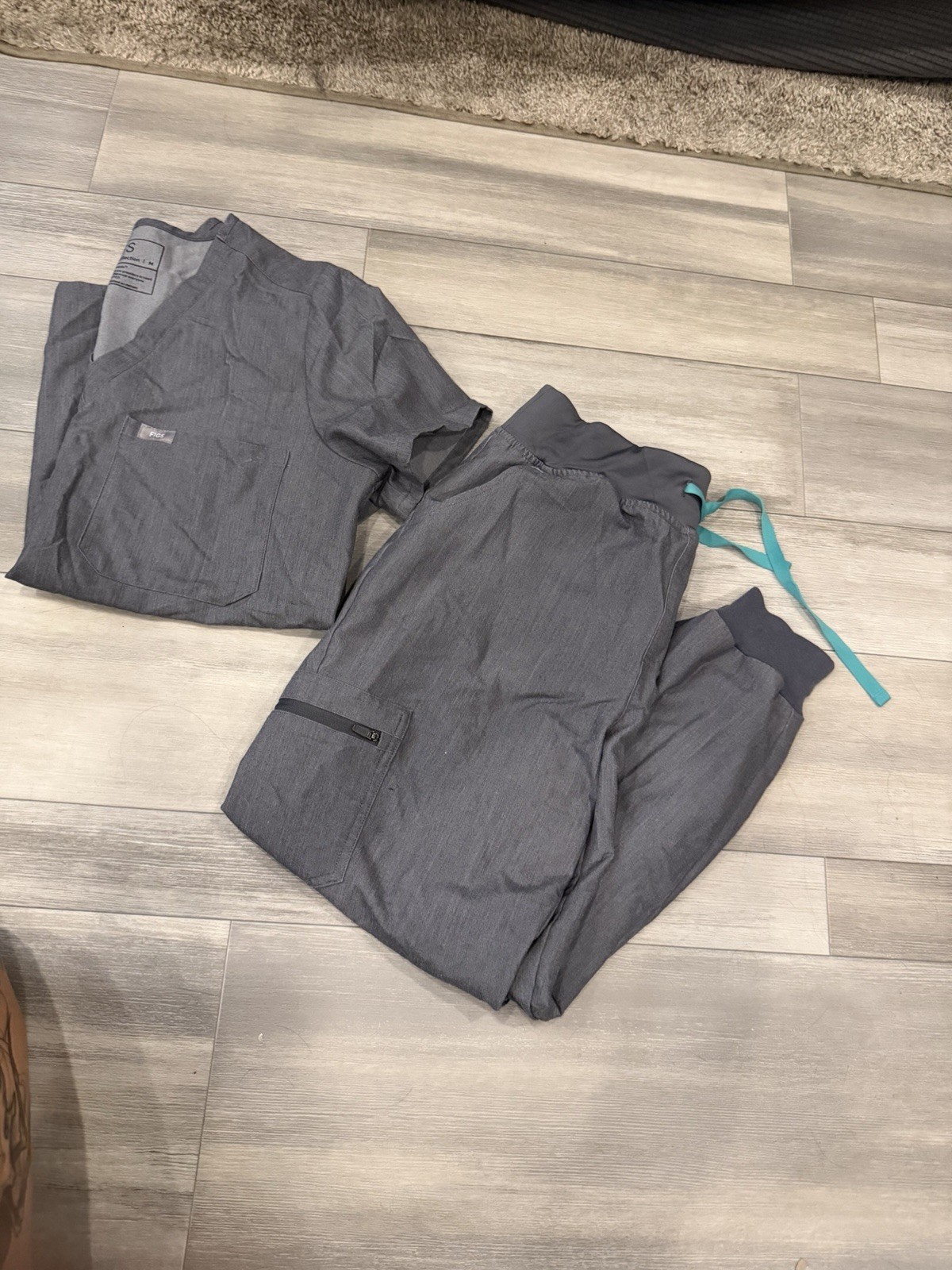 FIGS Technical Collection Gray Scrub Set Top & Jogger Pants, Solid, M