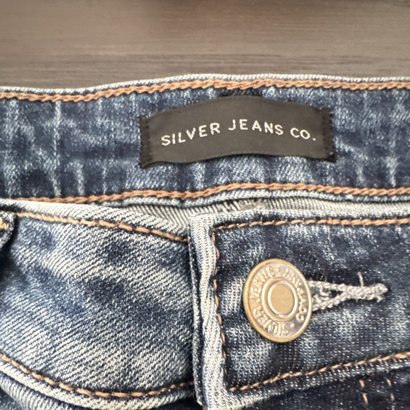 Silver Jeans Co. Women’s Mid-Rise Slim Skinny Jeans Light Wash Blue Distressed