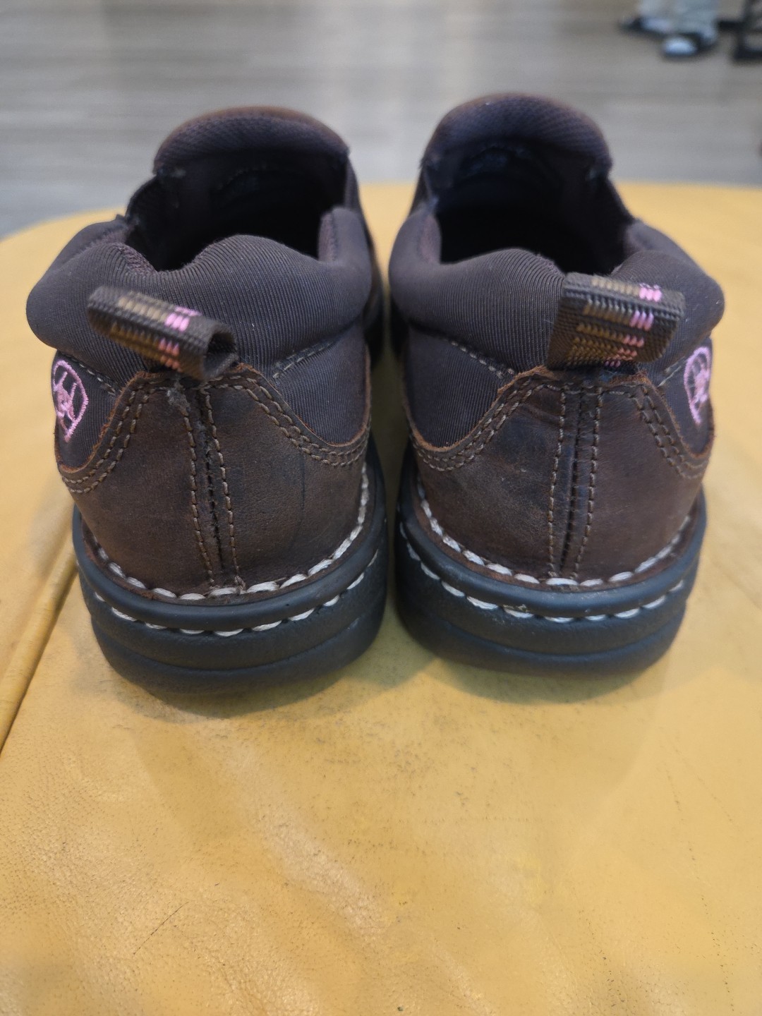 Semi new Ariat Traverse foodwear WOMAN SZ 6 B IN Brown 10020171