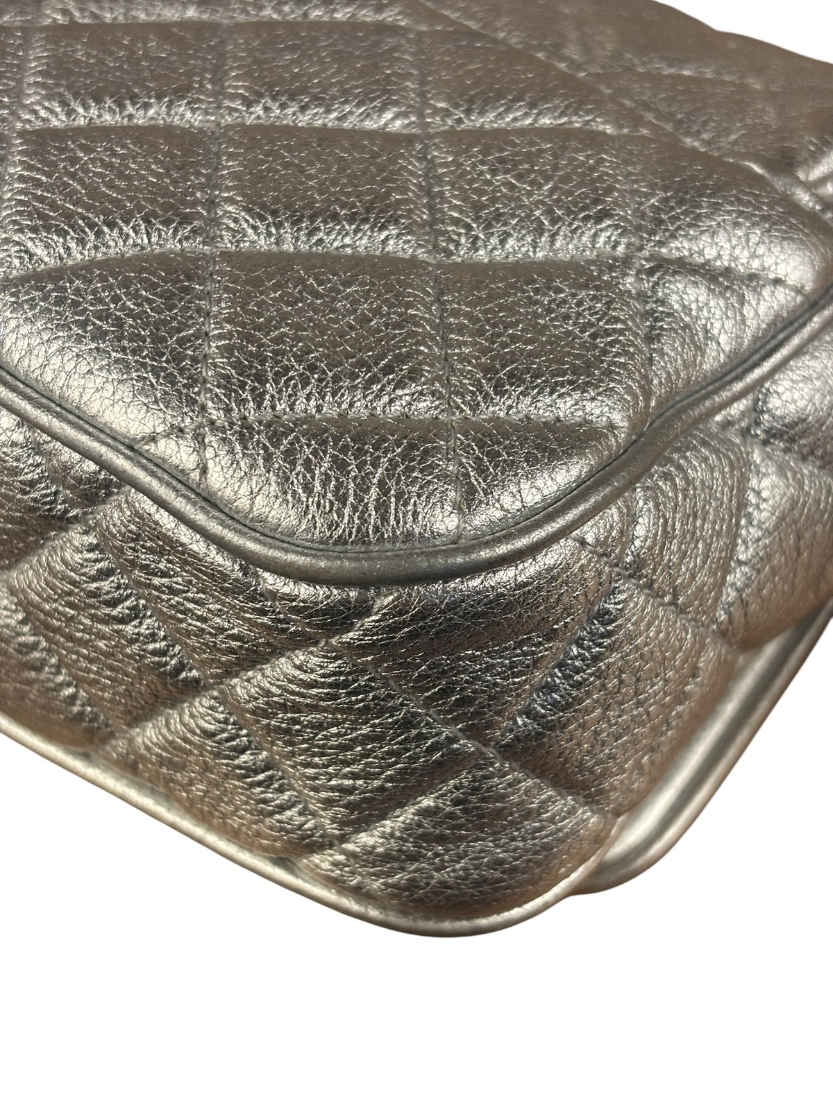 Size S – Chanel CC Silver Metallic Quilted Flap Shoulder Bag 2017 – Pre-Owned
