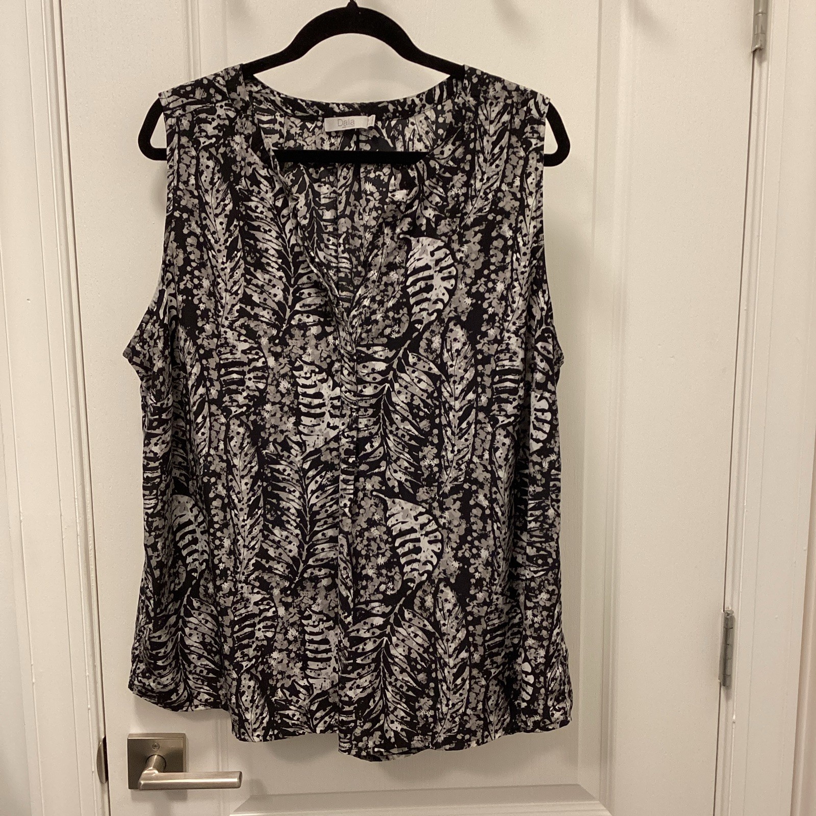 Dalia Plus 2X Black/White Floral V-Neck Sleeveless Polyester Pullover Blouse