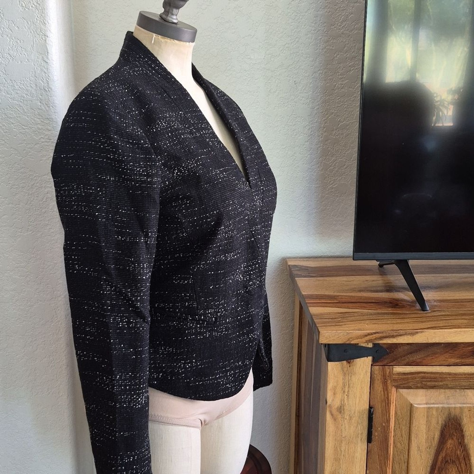 LOFT Tweed, Black & Wht, w/ruffle backwaist & hook clousure Blazer Sz 8 Petite