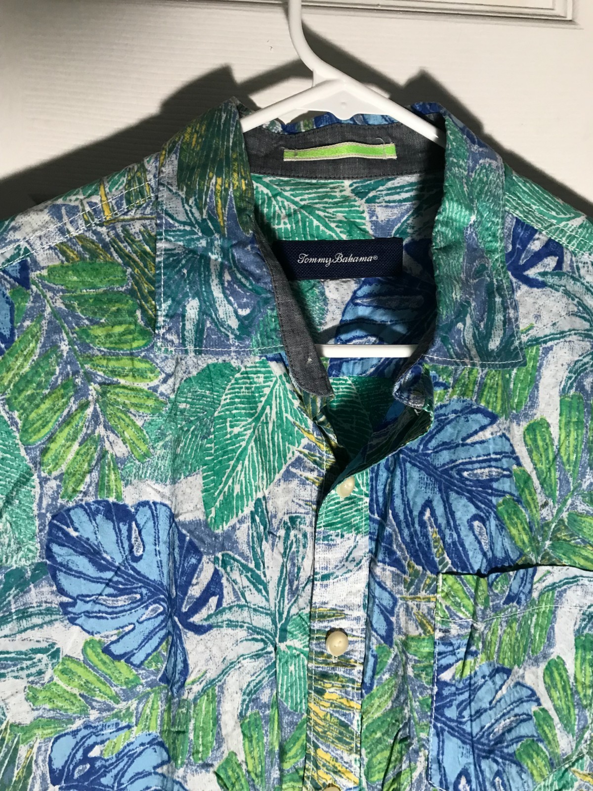 Tommy Bahama: 99% COTTON/ 1% SPANDEX SHORT SLEEVE GREEN/BLUE/WHITE: MEN MEDIUM