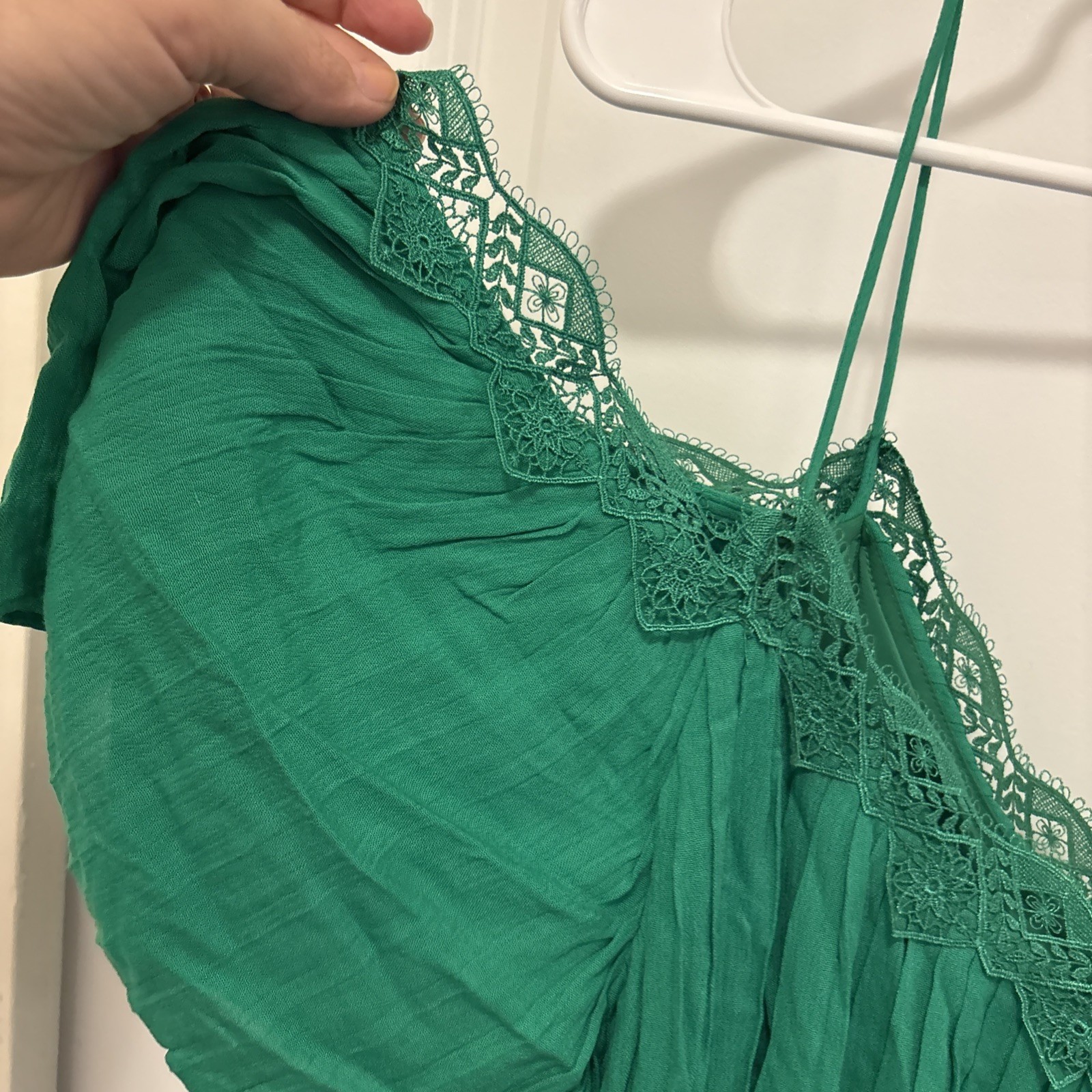 ALICE + OLIVIA Kelly Green Pleated Cold Shoulder Dress Lace Trim fits like a med