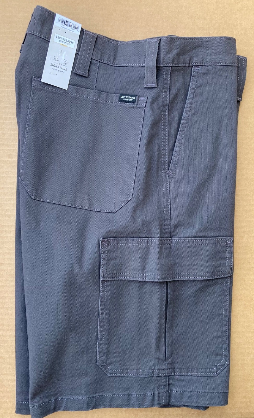 NEW Levis Signature Essential Cargo Shorts Mens 38 Super Flex Fabric 10” Inseam