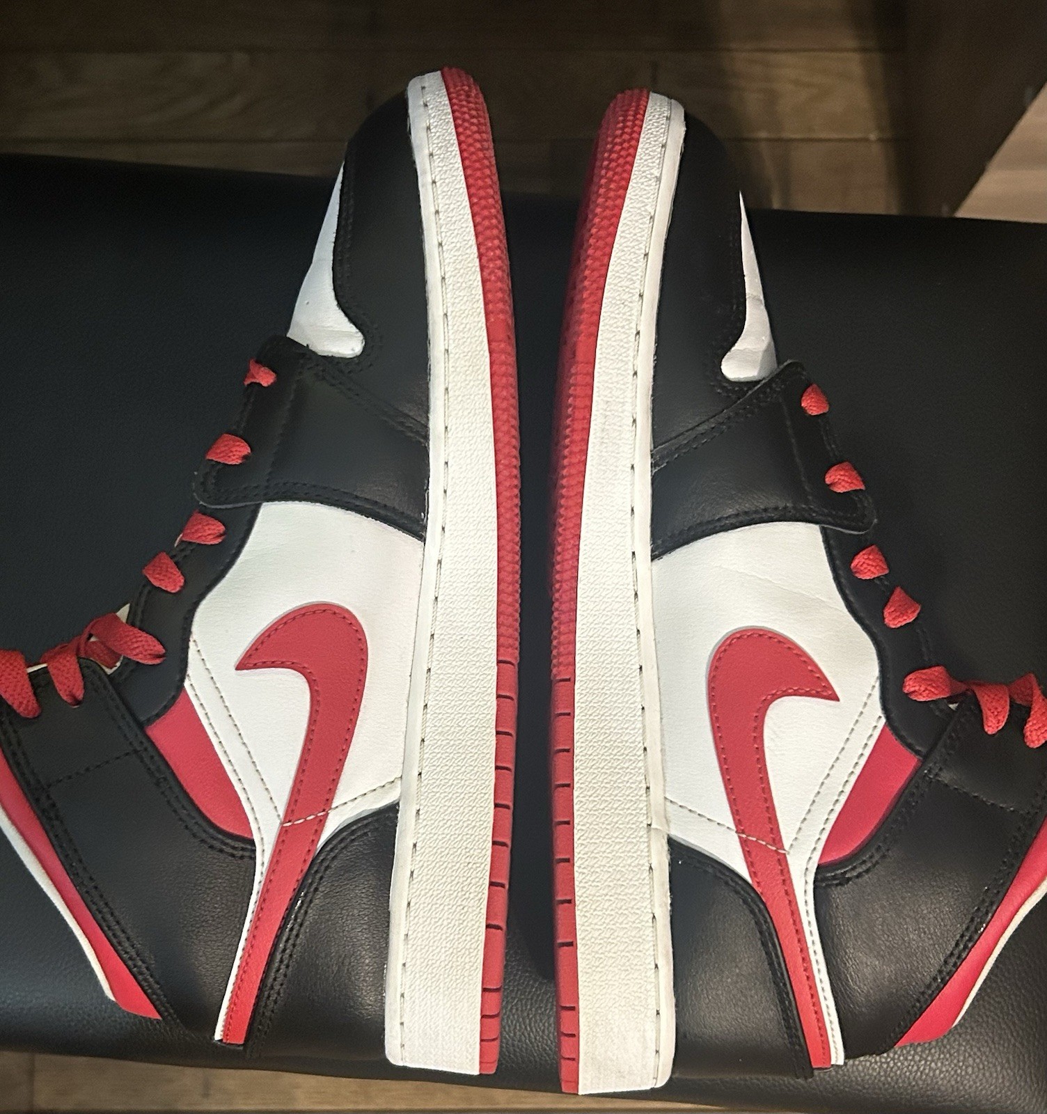 Nike Air Jordan 1 Mid Gym Red Black Toe Very Berry 554725-016 GS 7Y 8.5 W