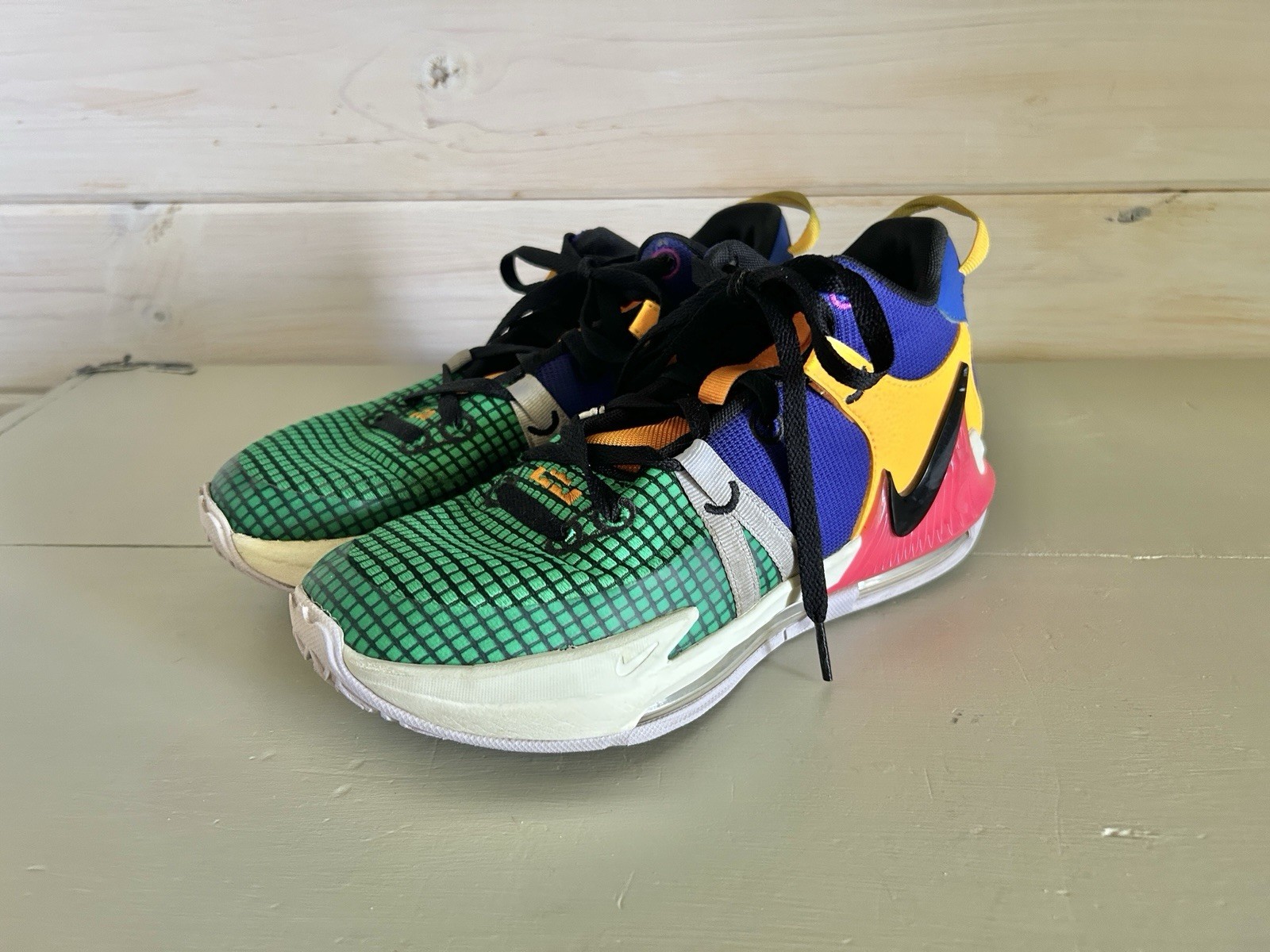 Nike LeBron Witness 7 Vibrant Multi Color Max Air cushioning Size 7 Men Or 9 Wo