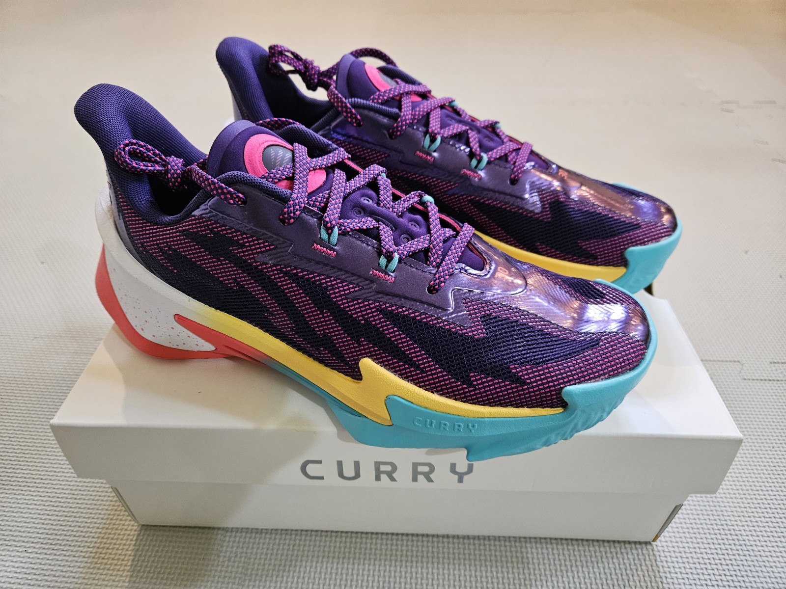 Size 10 – Under Armour Curry Series 7 Curry World Tour 3027983-500 Brand New