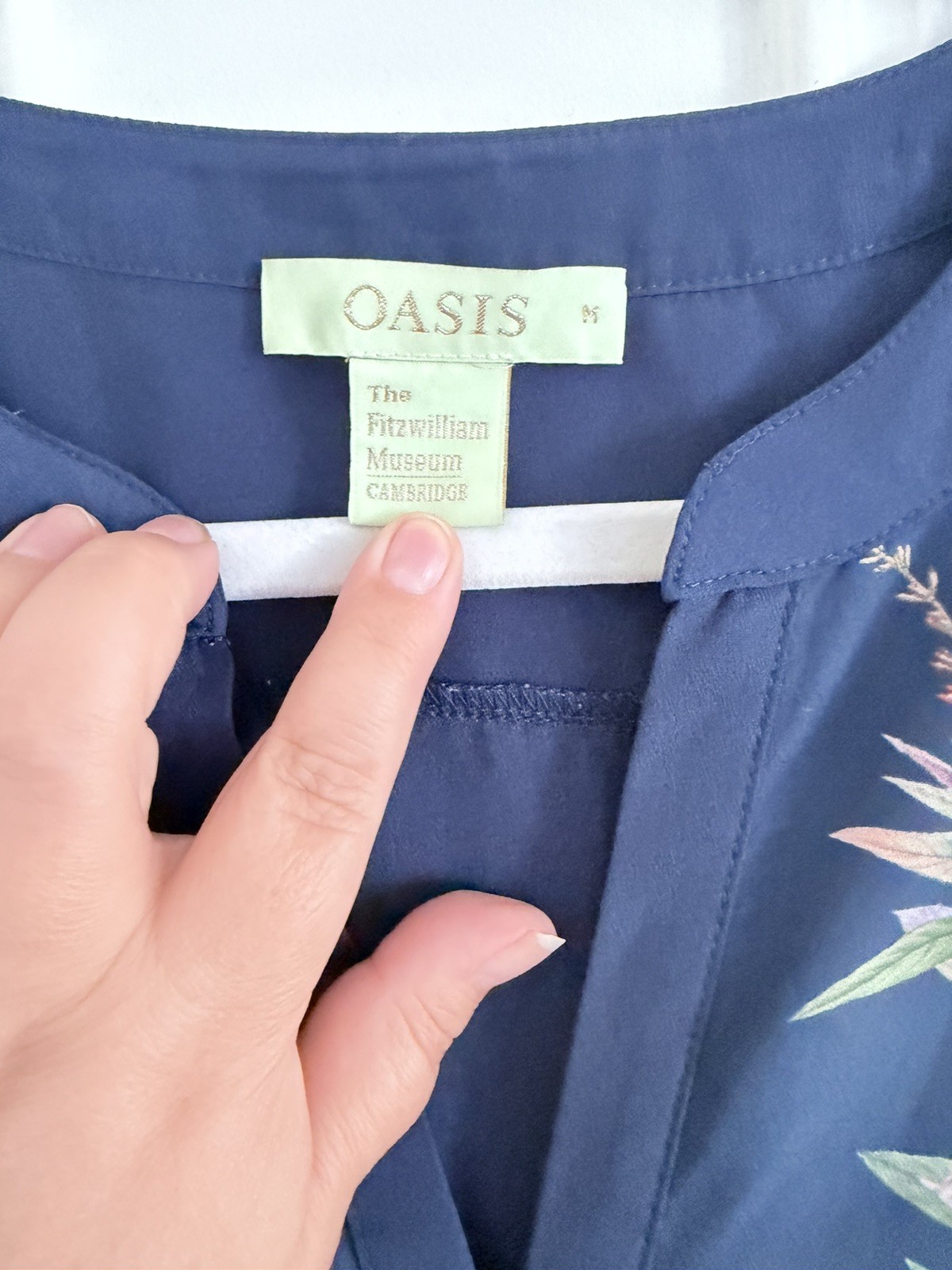 Beautiful Oasis size M navy shift dress with floral patterns down the front new