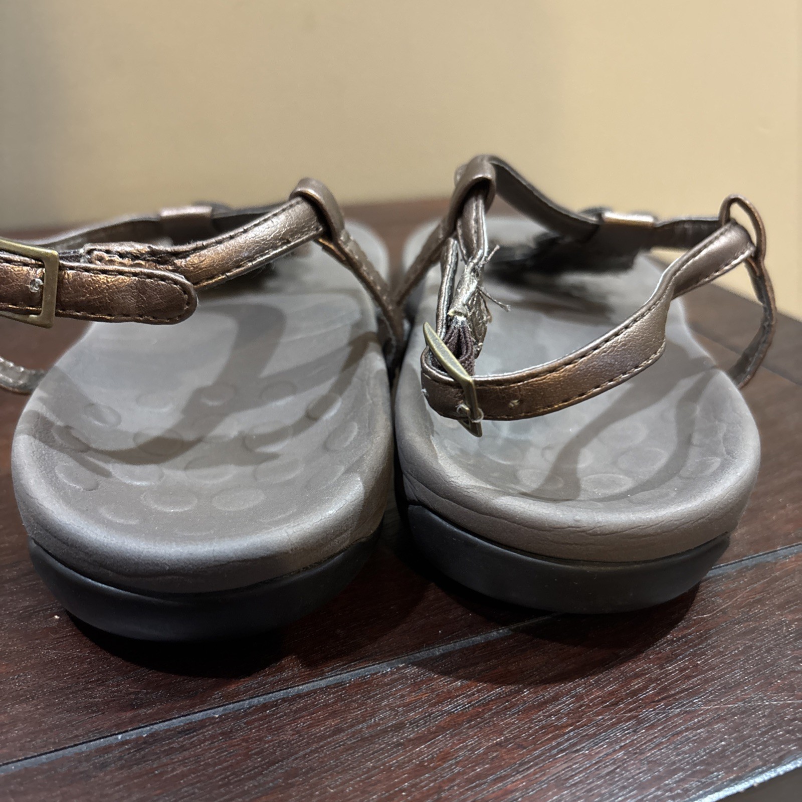 Vionic Julie II Bronze/ Brown Leather Floral Thong T strap Sandals Womens Sz 8