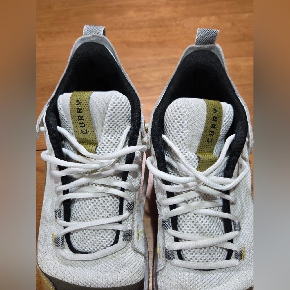 Stephen Curry Under Armour Curry Shoes White Gold Men’s 9 | Charity Listing