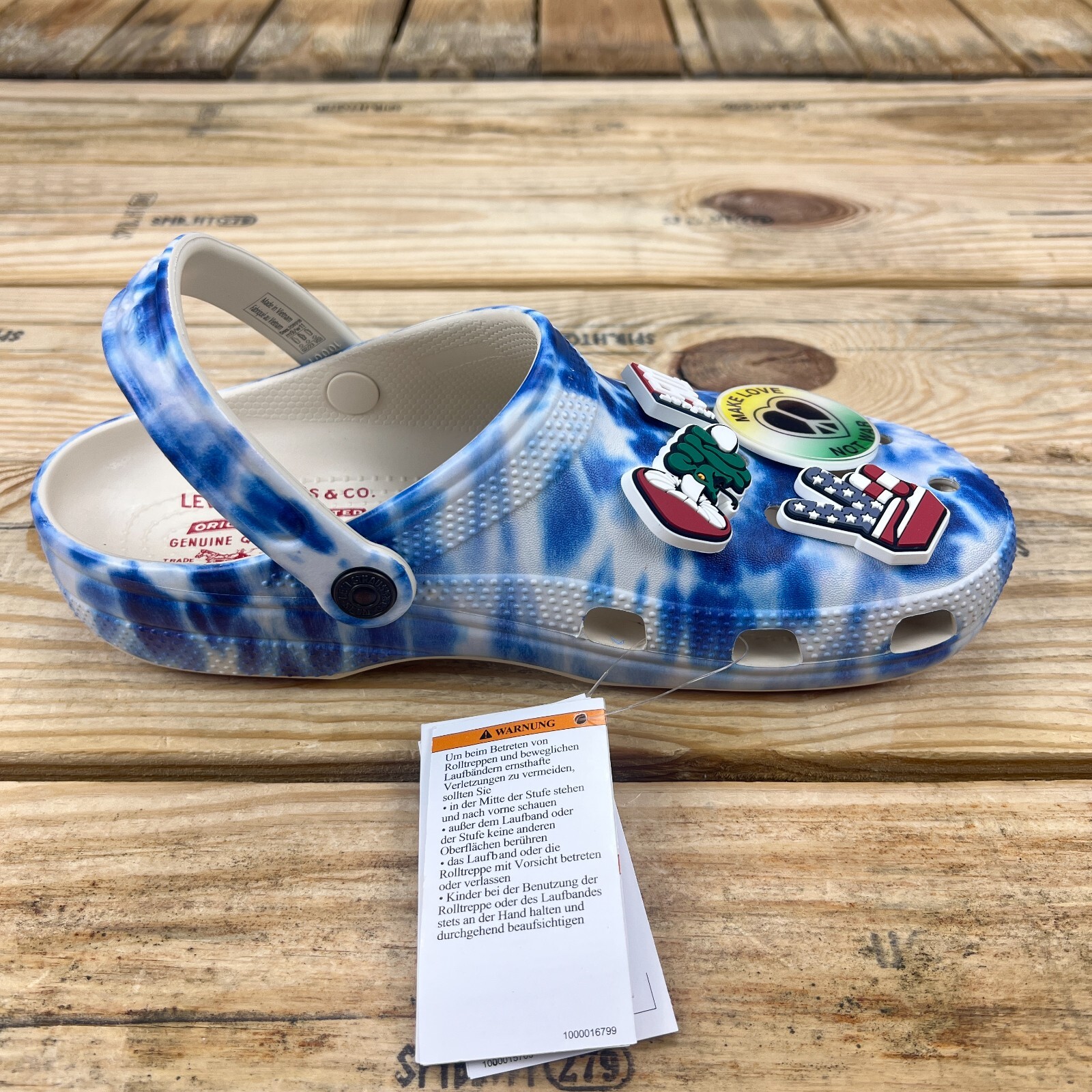 Levi’s x Crocs Unisex-Adult Classic Tie Dye Men’s & Women’s Exclusive Jibbitz