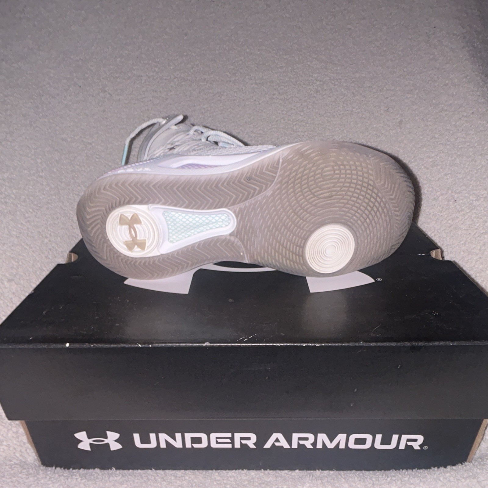 Under Armour White Mid Top Lace-Up volleyball shoes Rubber Outsole New Box