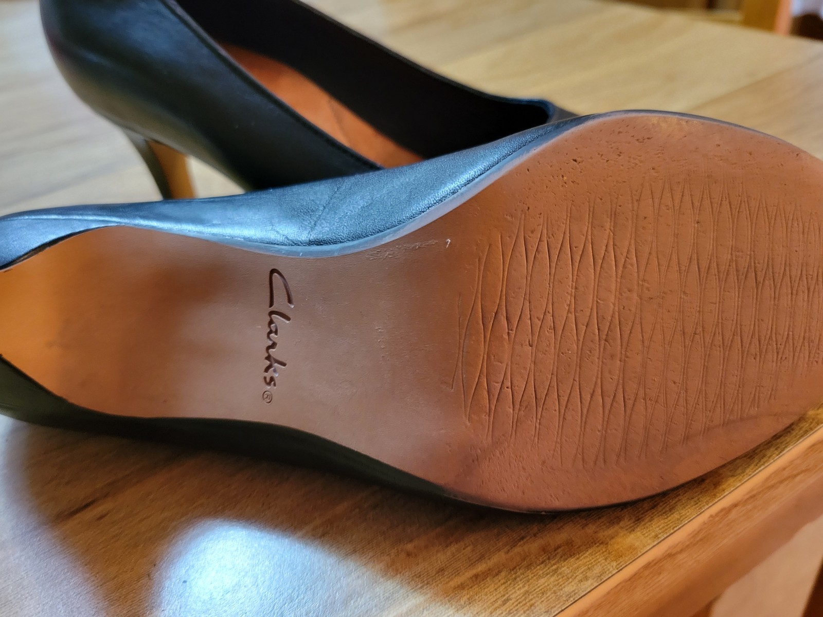 Black Leather 2.25″ Heeled Pump By CLARKS Artisan sz 7.5. Very Clean Condtn