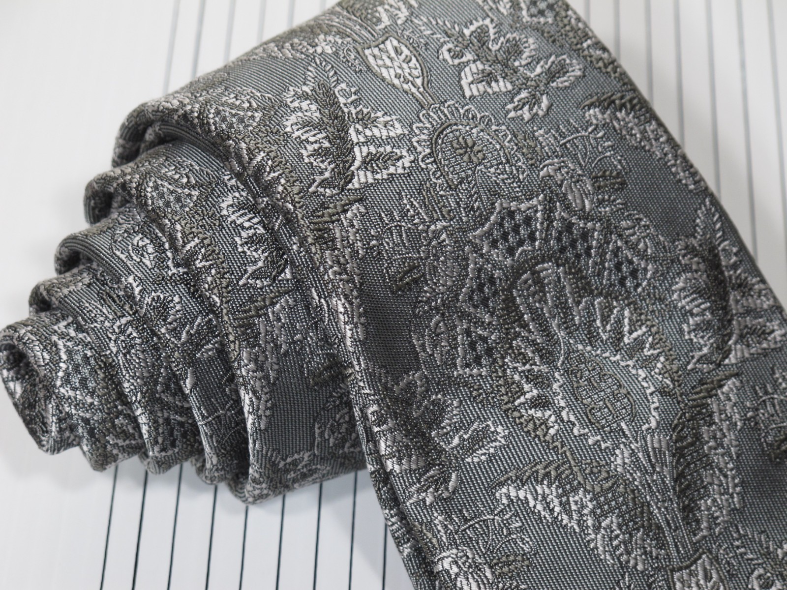 Robert Talbott Paisley Seven Fold Woven Silk Tie Silver Gray 59 x 3 1/8