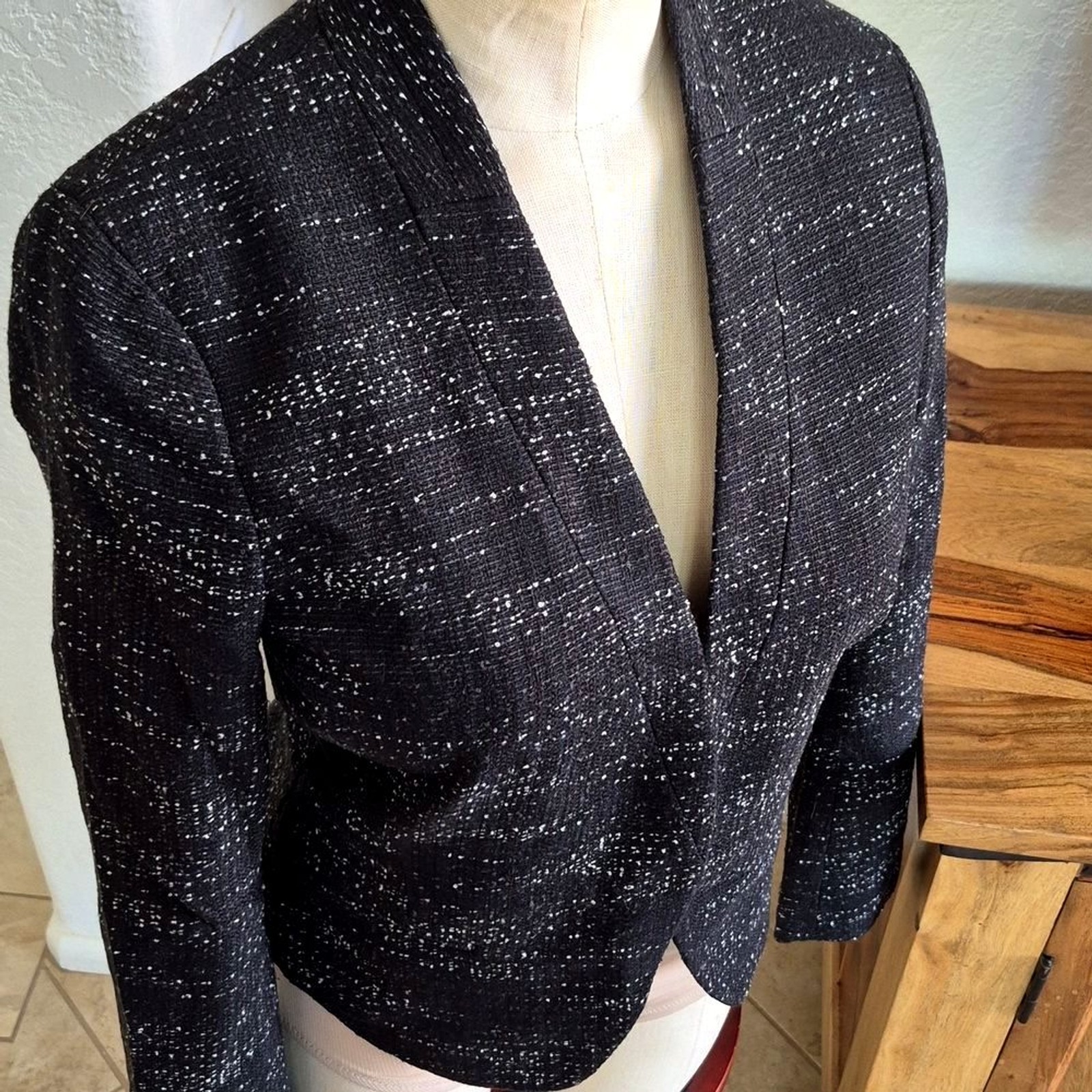 LOFT Tweed, Black & Wht, w/ruffle backwaist & hook clousure Blazer Sz 8 Petite