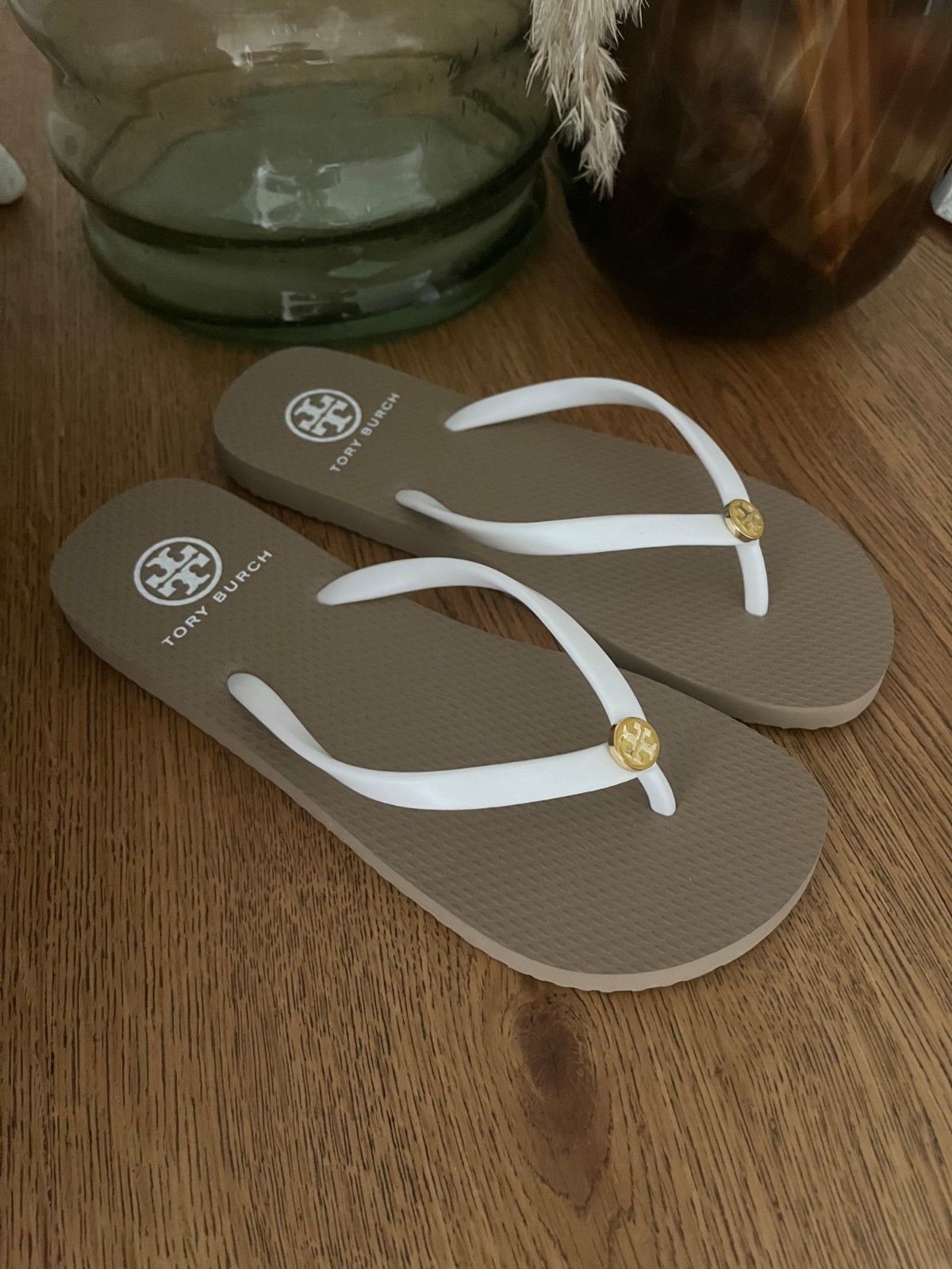 TORY BURCH Flip Flops 8 US Tan White Classic Summer Beach Rubber Sandals