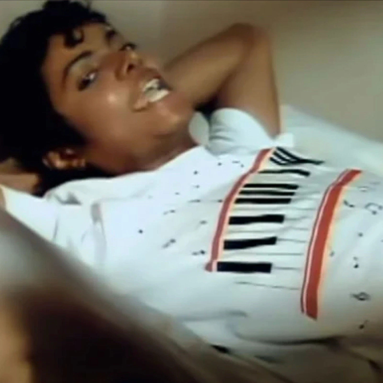 Beat it inspired T-Shirt with Piano Keyboard Music Notes