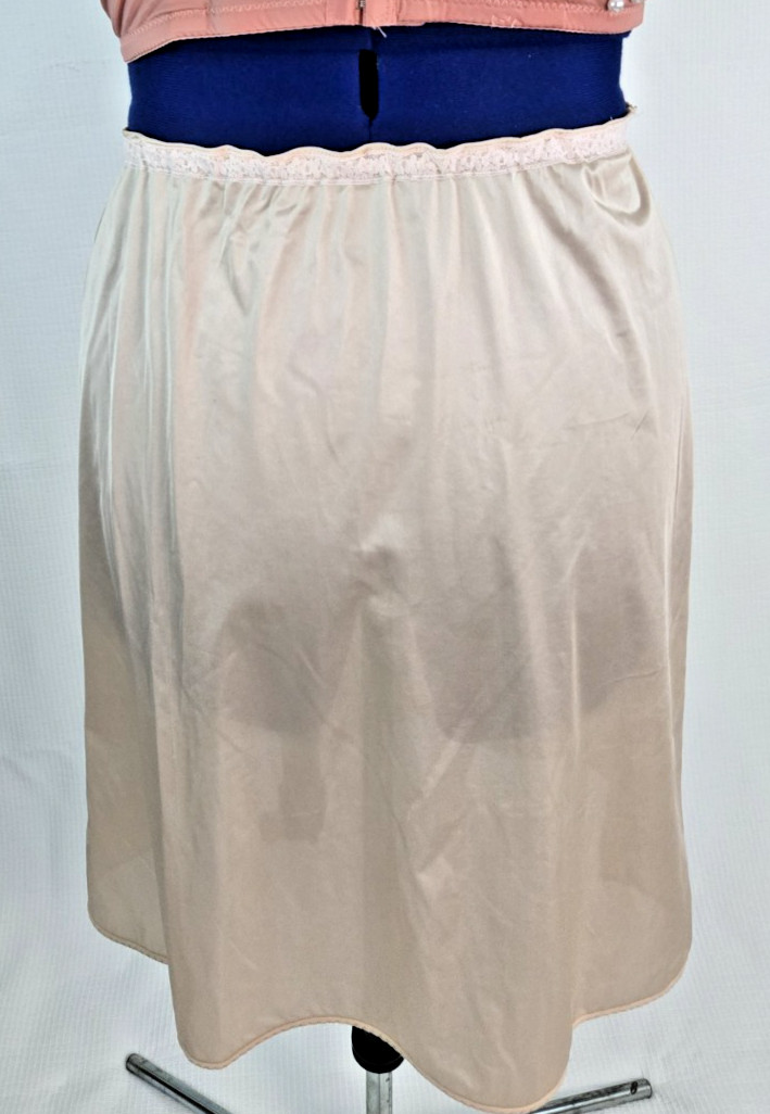 Vassarette 100% Nylon Petticoat beige elastic waist half slip Lingerie Medium