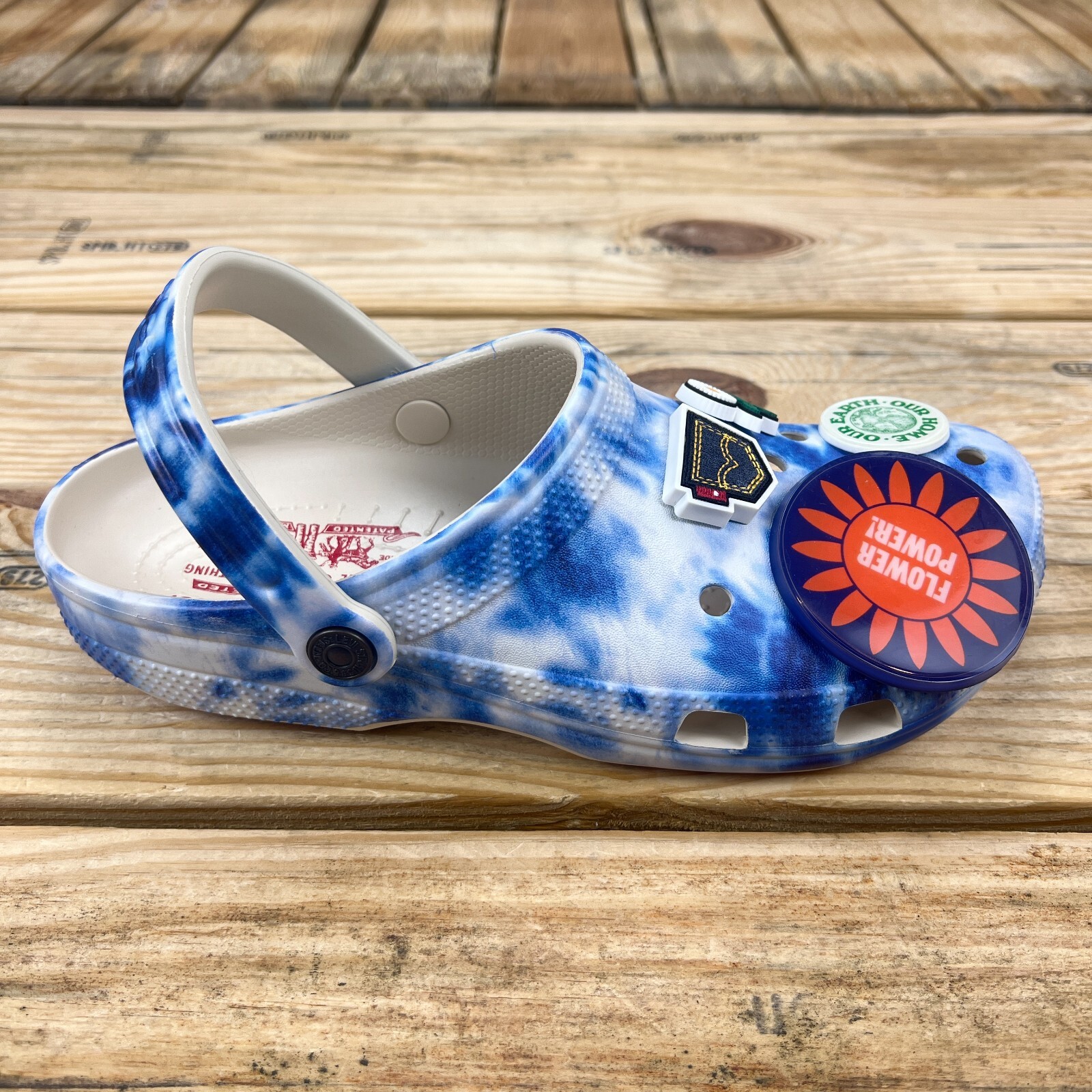 Levi’s x Crocs Unisex-Adult Classic Tie Dye Men’s & Women’s Exclusive Jibbitz