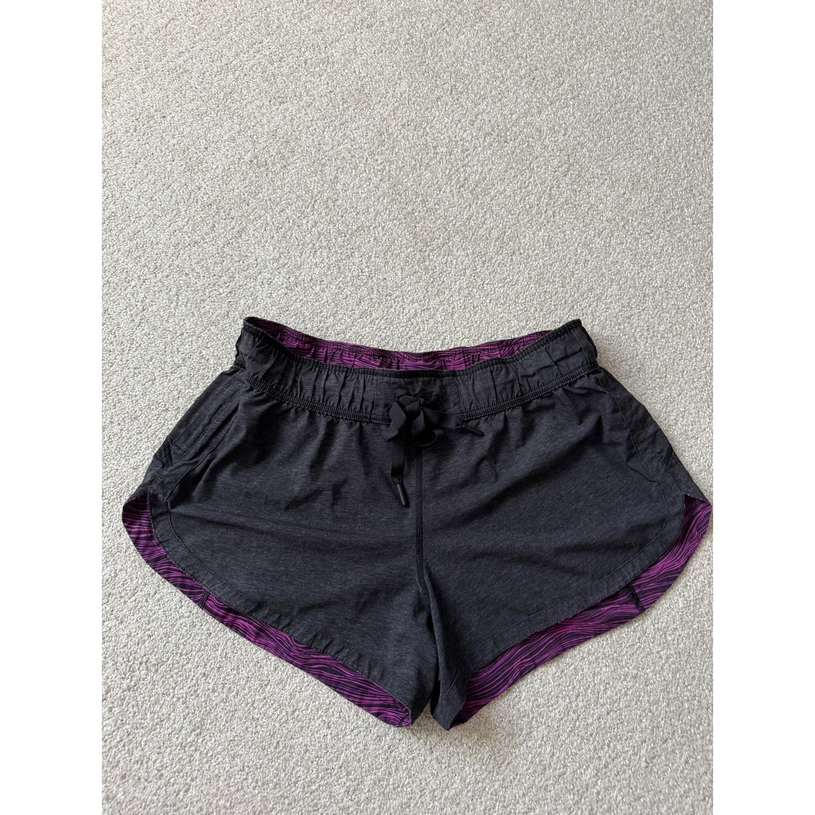 Lululemon Choose a Side Reversible Shorts Size 8 Charcoal Grey Purple Zebra Wave