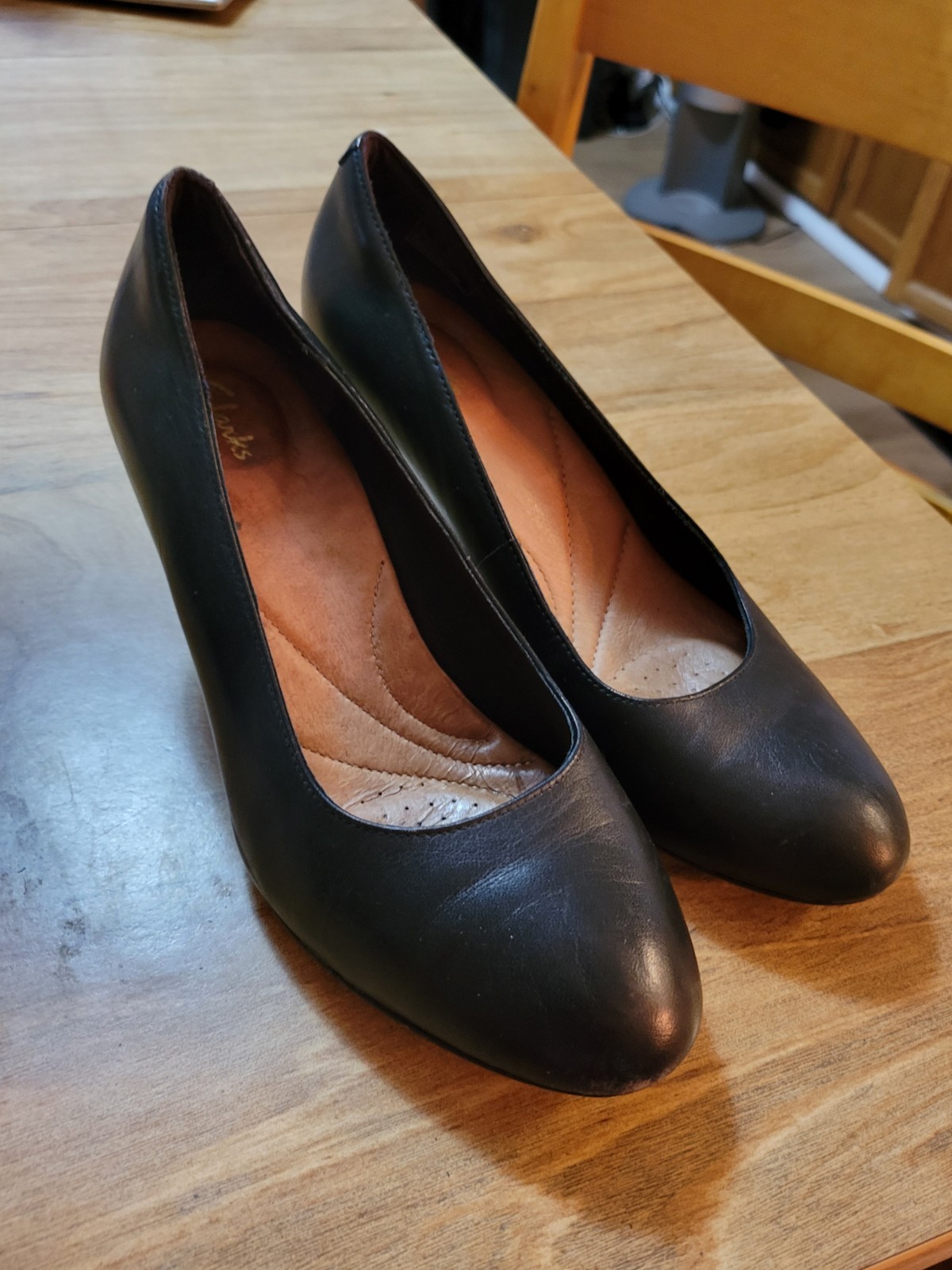 Black Leather 2.25″ Heeled Pump By CLARKS Artisan sz 7.5. Very Clean Condtn