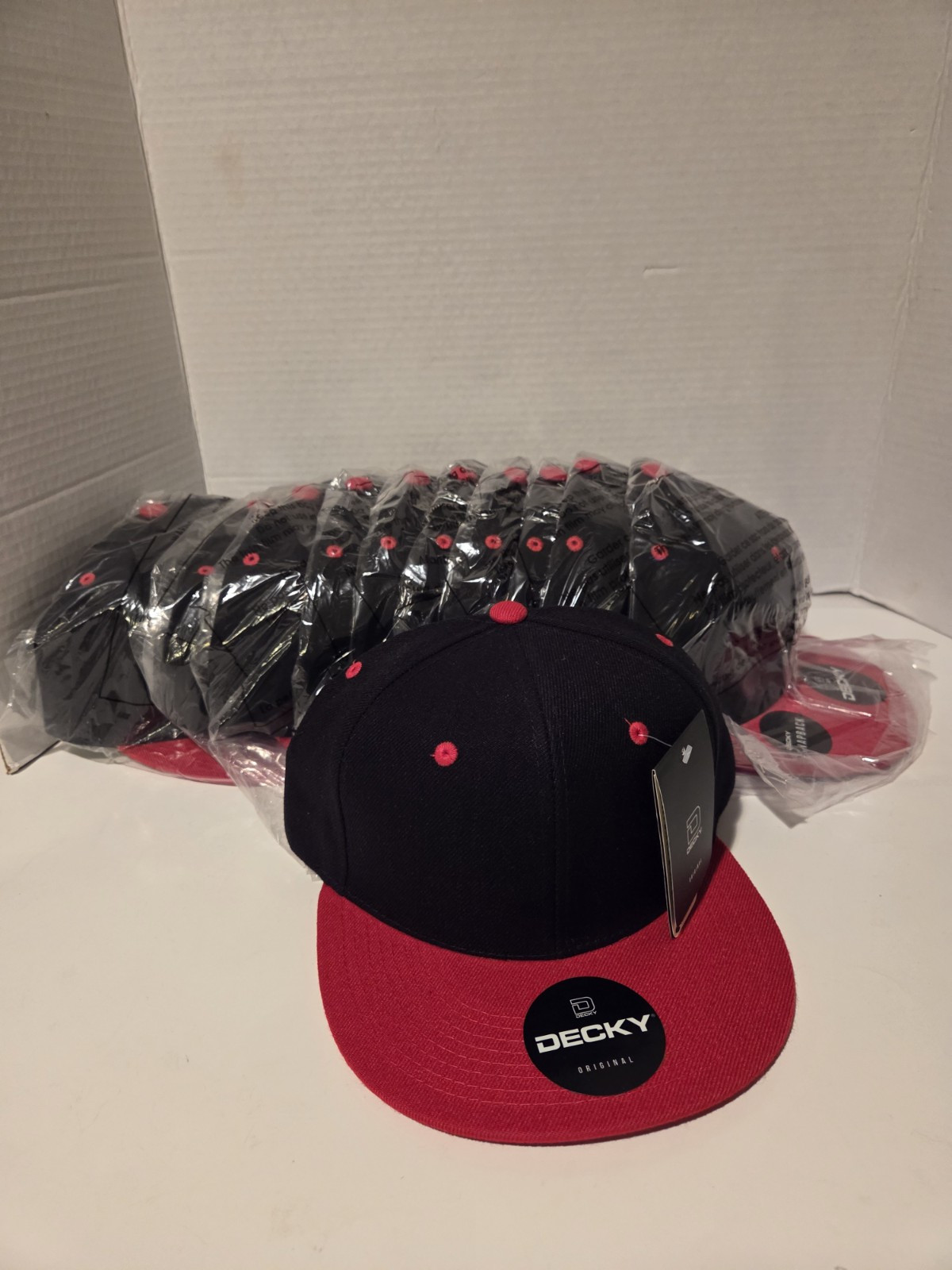 Decky 351 – Blank 2-Tone Snapback Hat, 6 Panel Flat Bill Polyester Black & Red