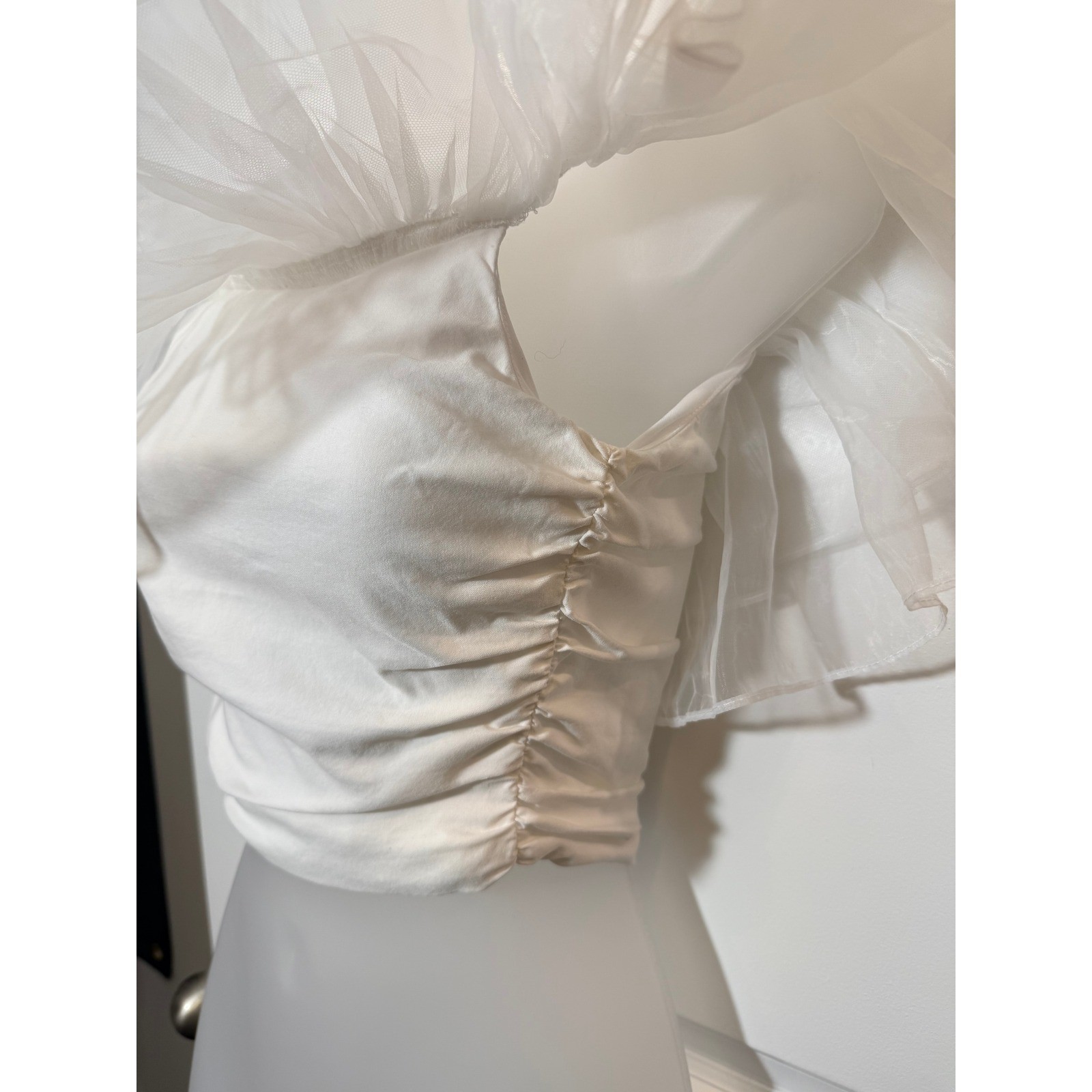 Altar’d State Womens White Tulle Ruffle Off-The-Shoulder Ruched Crop Top Small