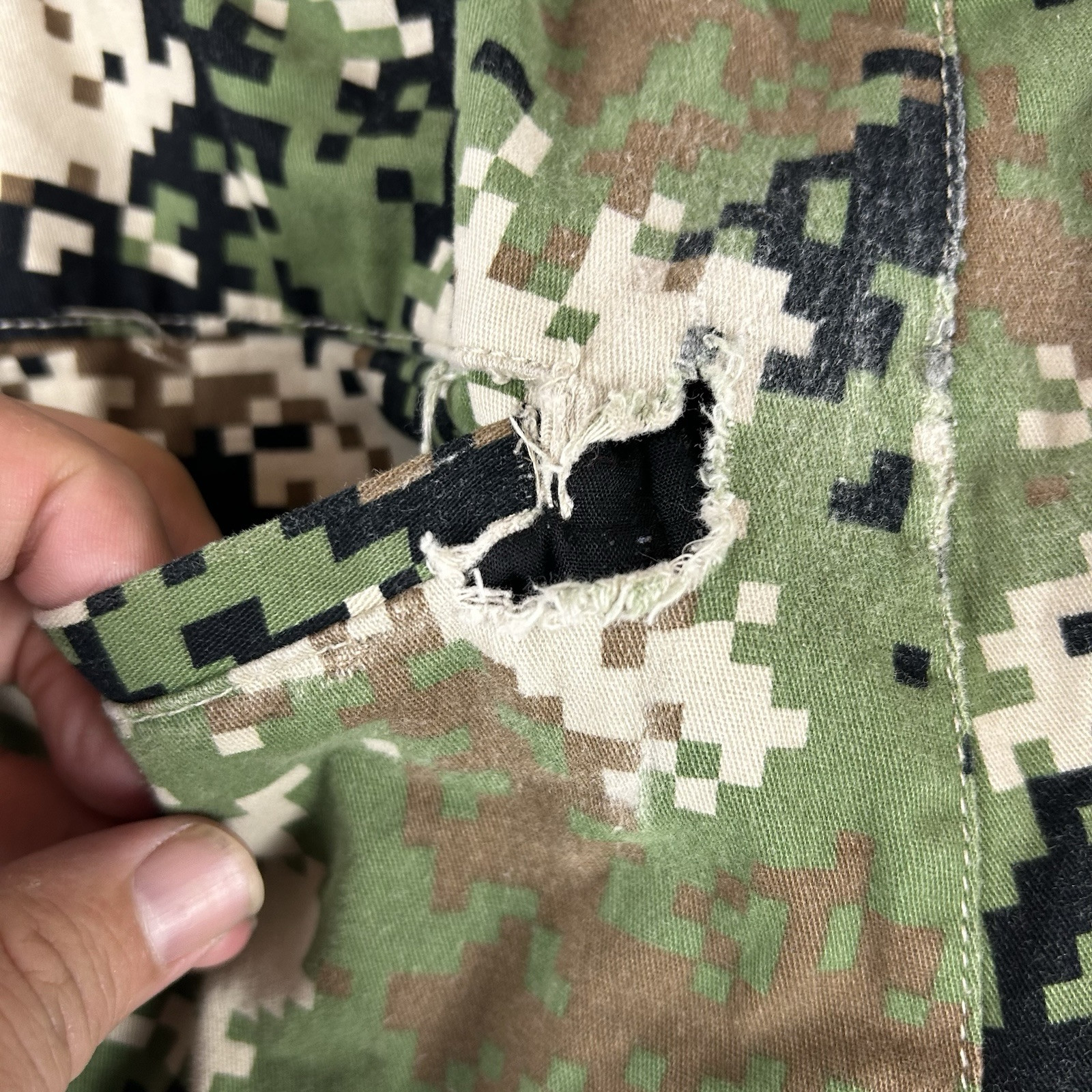 SNOOP DOGG Supply Pull On Cargo Pants Army Digi CAMO Size Small *Flaw