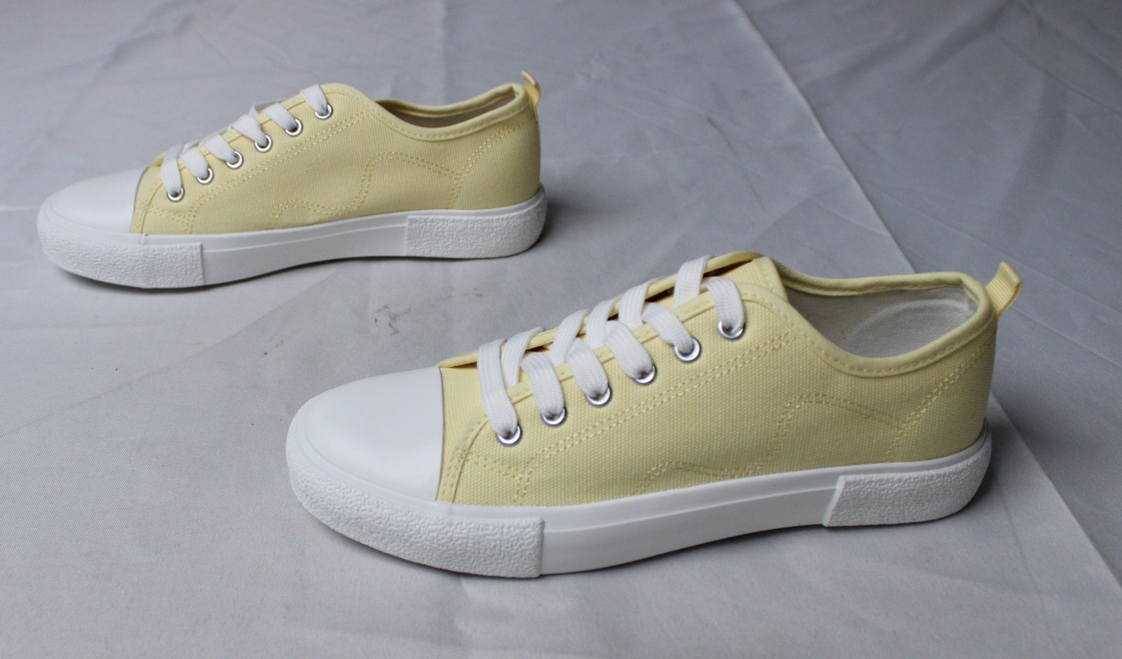 JustFab Women’s Jeymi Low Top Sneakers AC2 Pale Banana Size US:9 UK:7 EU:40