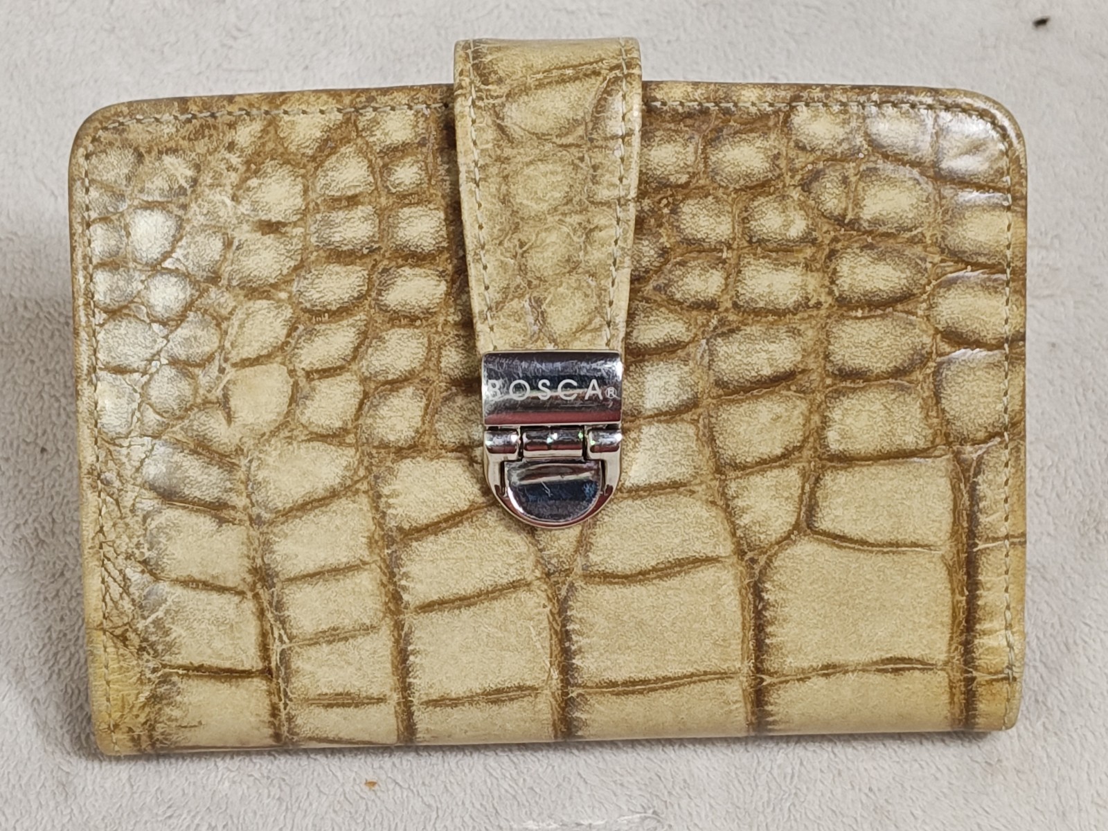 Bosca Croc Embossed Leather Bi Fold 5.3 In Wallet Snap Closure Green Mustard