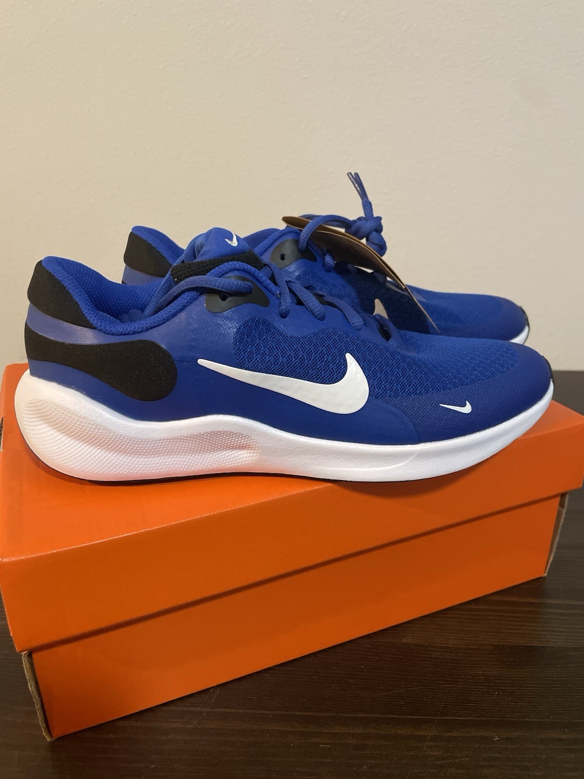 Nike Revolution 7 Kids 6Y NEW IN BOX