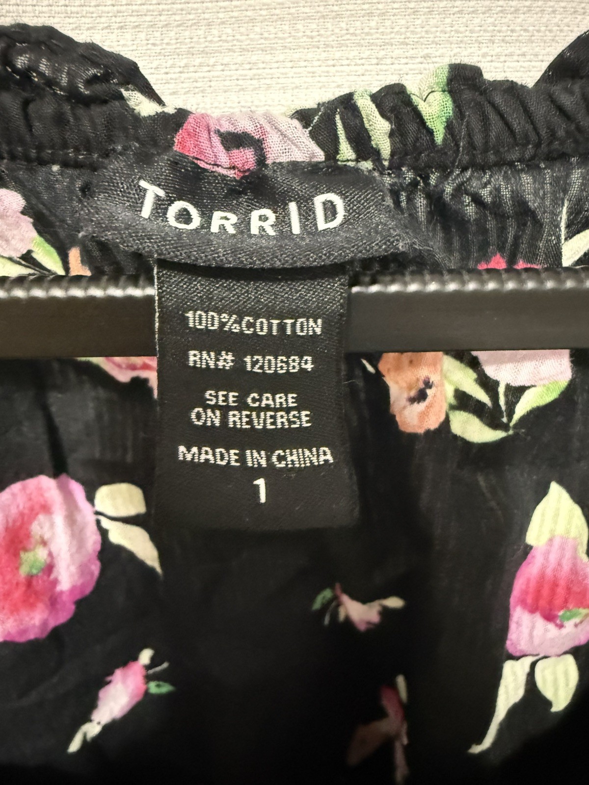 Torrid Blouse Top Plus Size 1 Black Pink Floral Pleated Cap Sleeve Scoop Neck