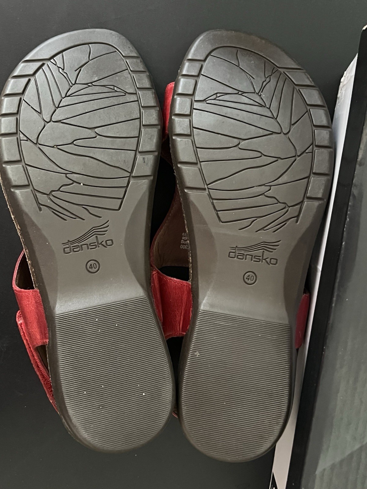 Dansko Reece Toe Loop Sandals Cinnabar Red Leather EU 40 US 9.5 / 10 Vietnam