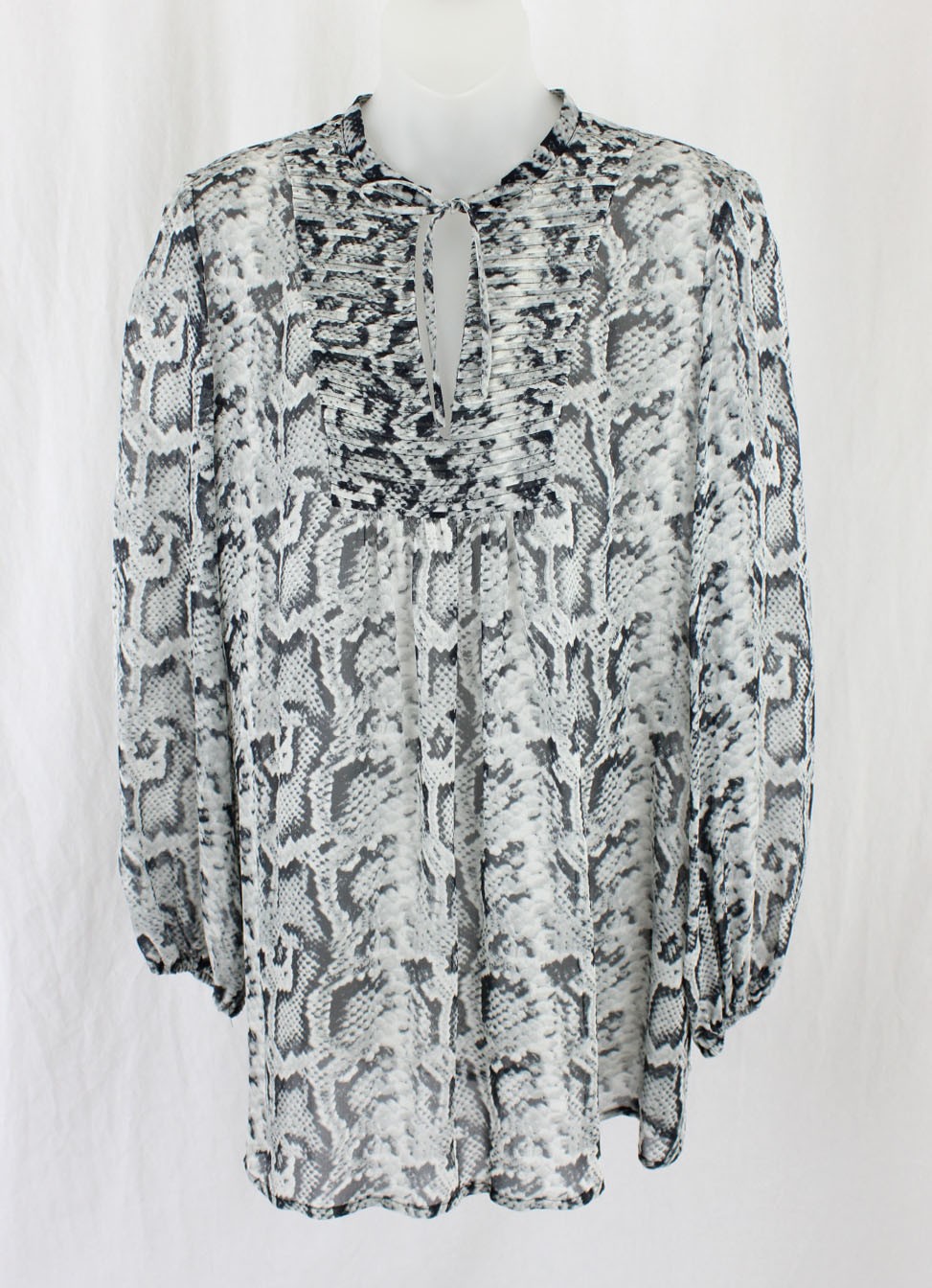 Nieves Lavi Women’s Gray Snake Print 100% Silk Keyhole Neck Long Sleeve Top M