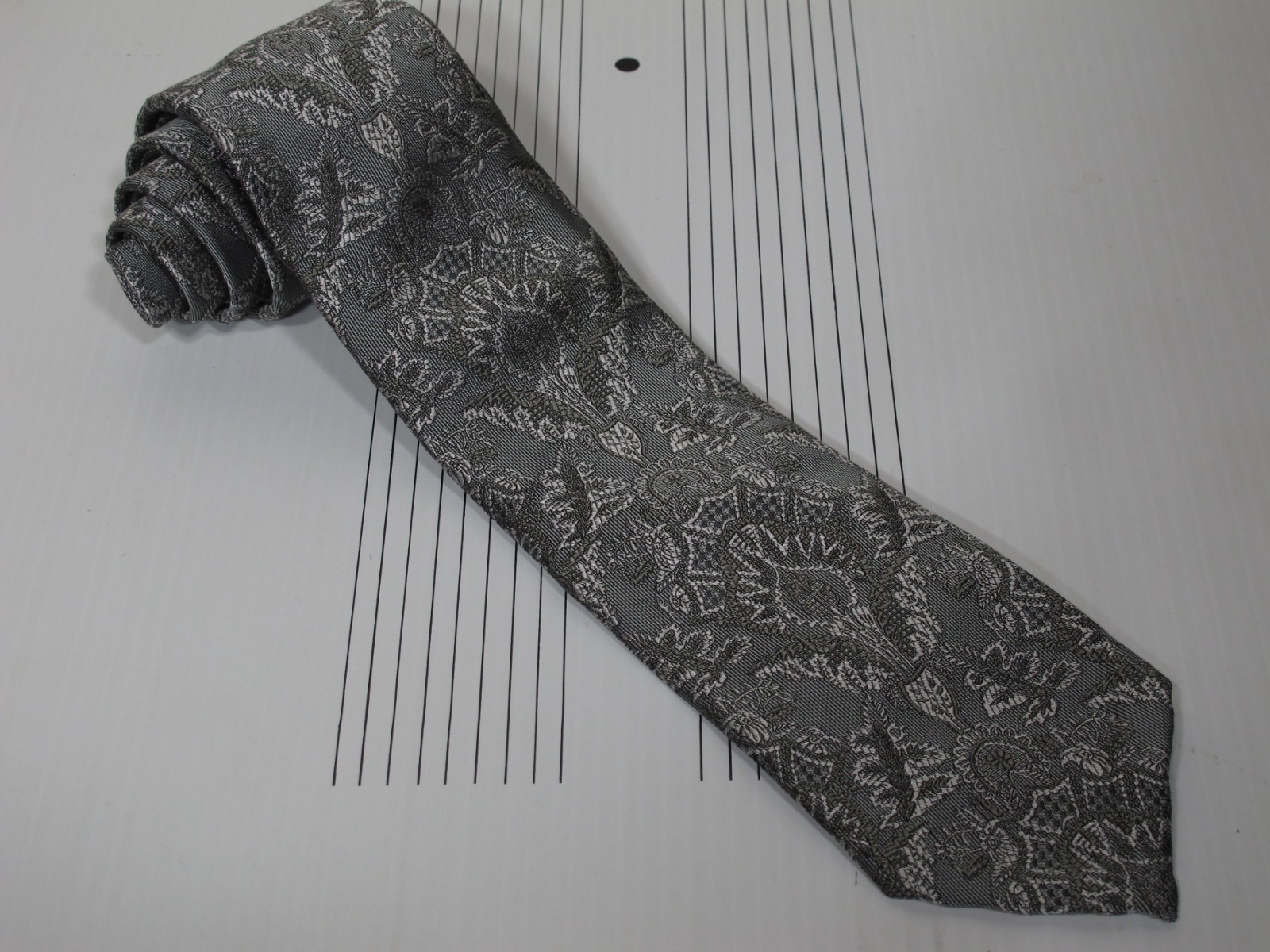 Robert Talbott Paisley Seven Fold Woven Silk Tie Silver Gray 59 x 3 1/8