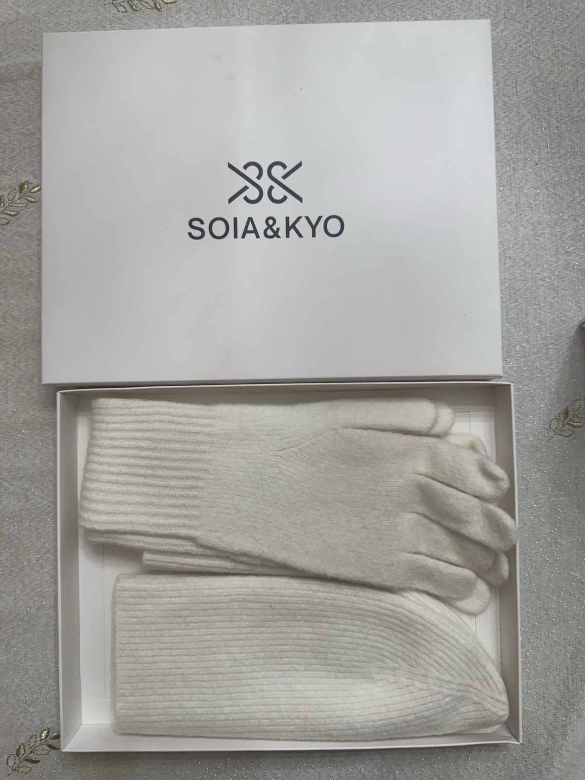 MILLIE by SOIA & KYO Cashmere Rib and Elongated Gloves