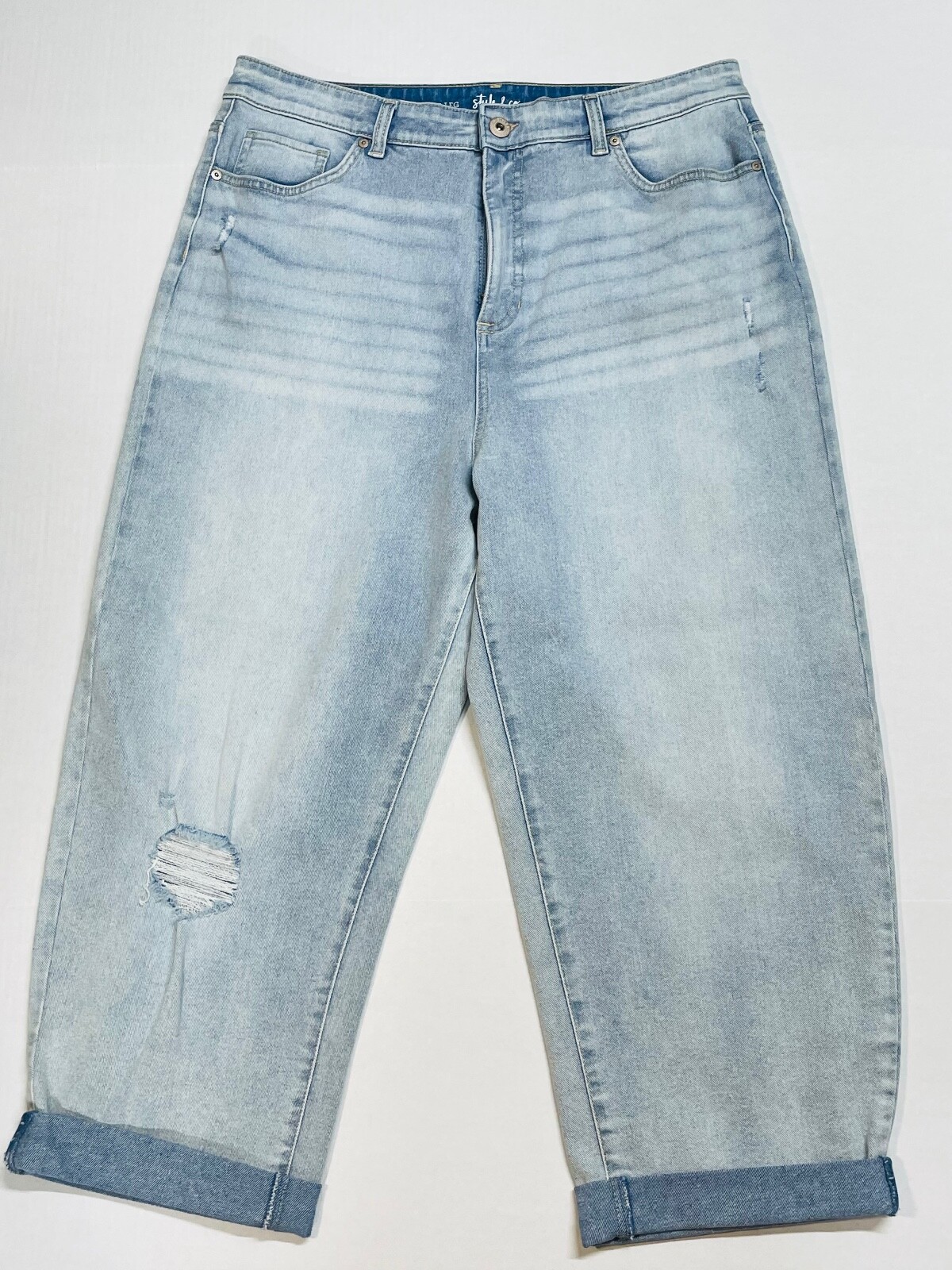 Style & Co Light Wash Jeans Curved leg 14P 99% Cotton 1% Spandex cropped