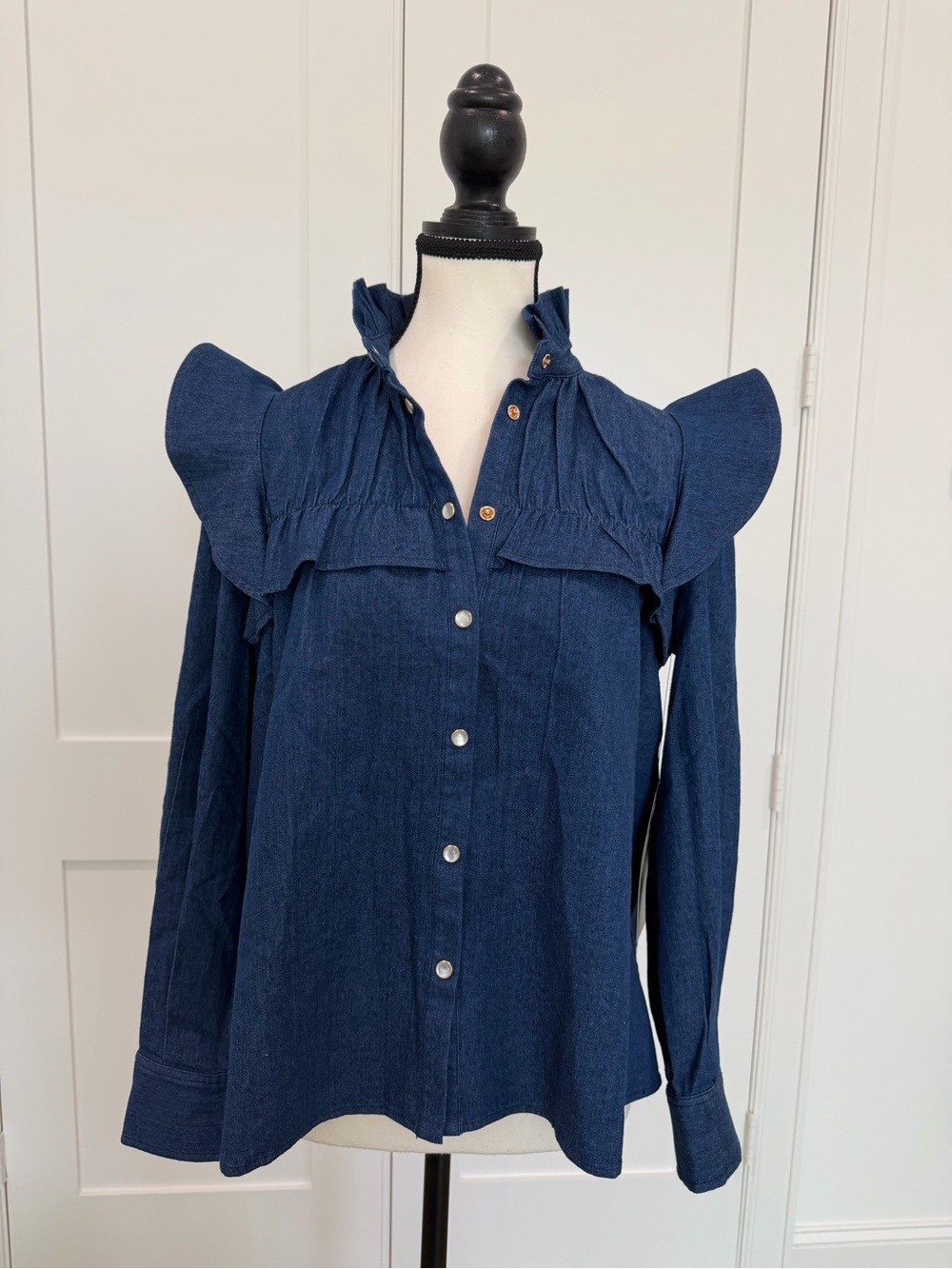 🤩 NWT – Tuckernuck Ruffle Pearl Snap Denim Western Blouse – Medium